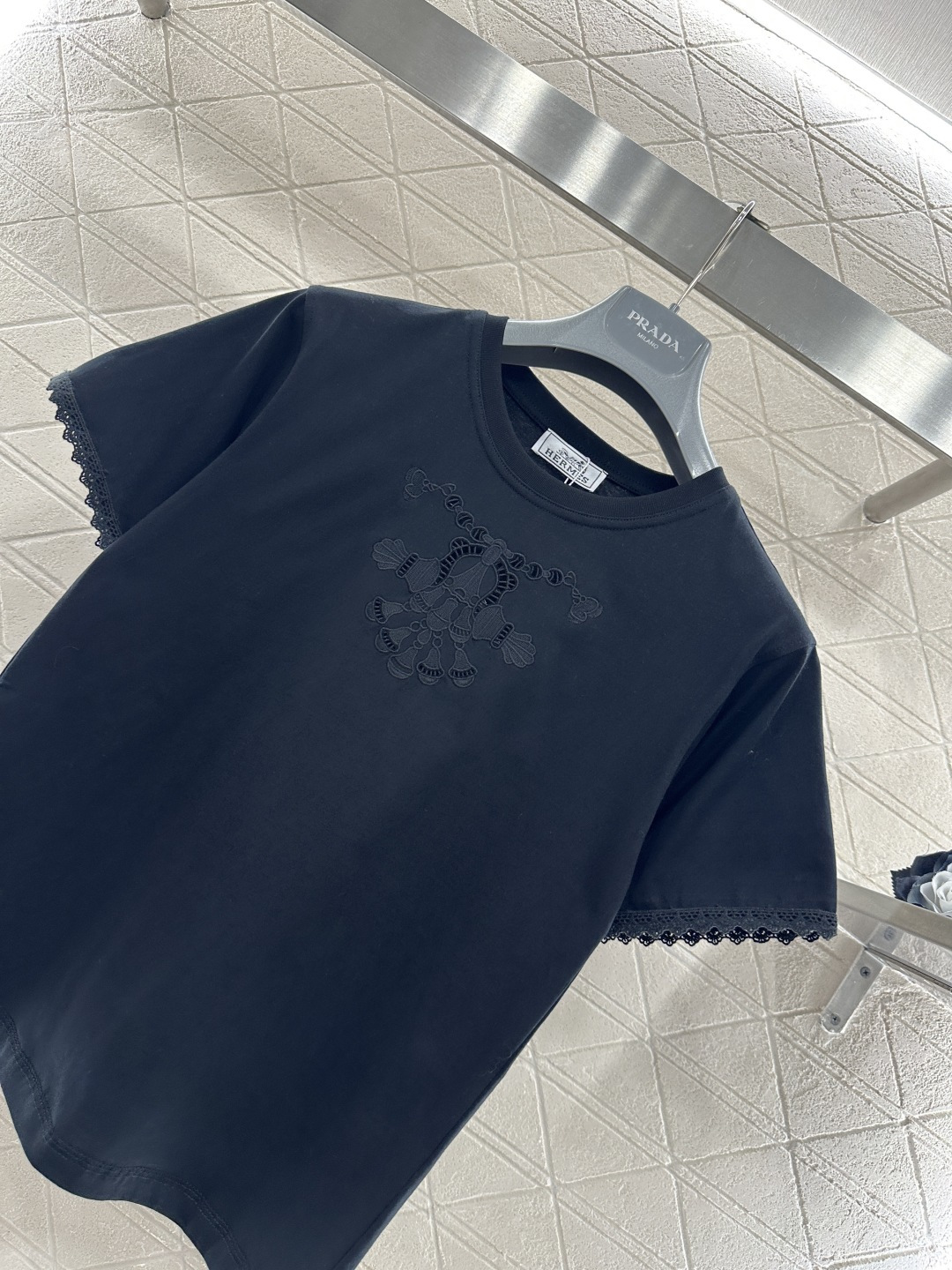 ♥Herme*♥2026新品上架 镂空刺绣徽标𝑇𝑒𝑒定制YB原生全棉材质，透气舒适，质感十足，小款T恤裁