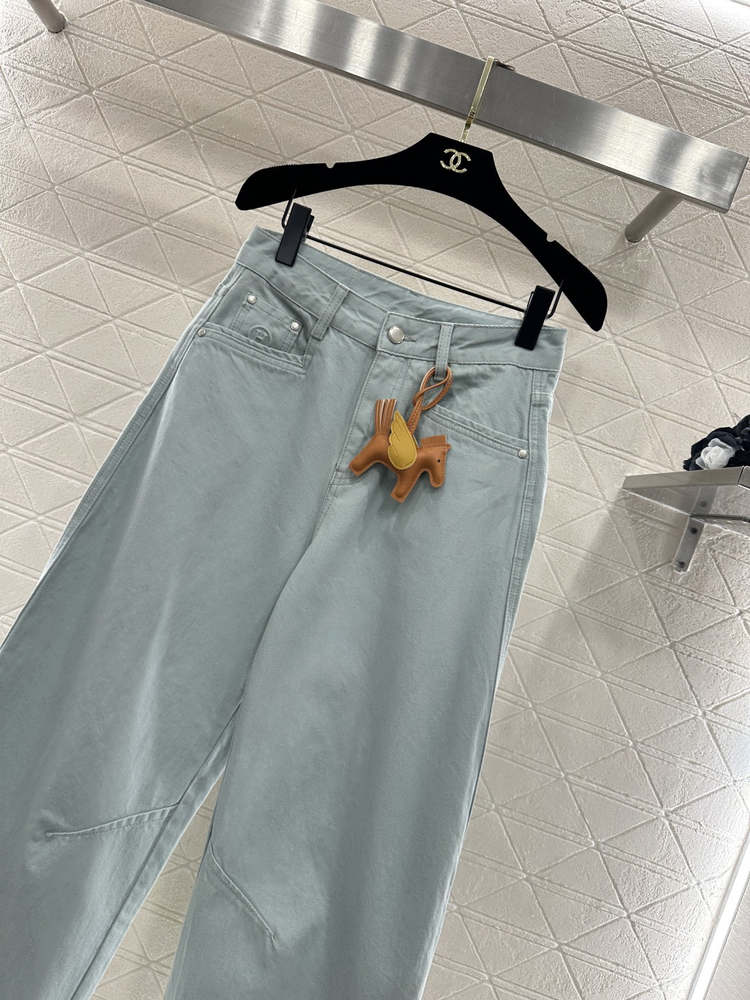 ♥Herme*♥2026新品上架 飞马挂件弯刀长裤定制YB斜纹棉牛仔材质，酵素水洗，质感拉满，高腰纯色净