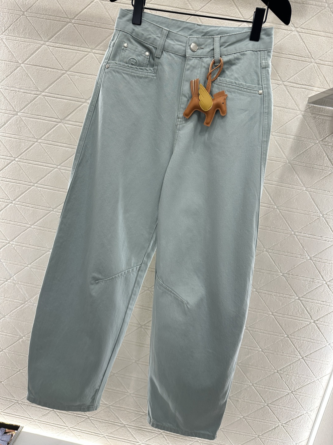 ♥Herme*♥2026新品上架 飞马挂件弯刀长裤定制YB斜纹棉牛仔材质，酵素水洗，质感拉满，高腰纯色净