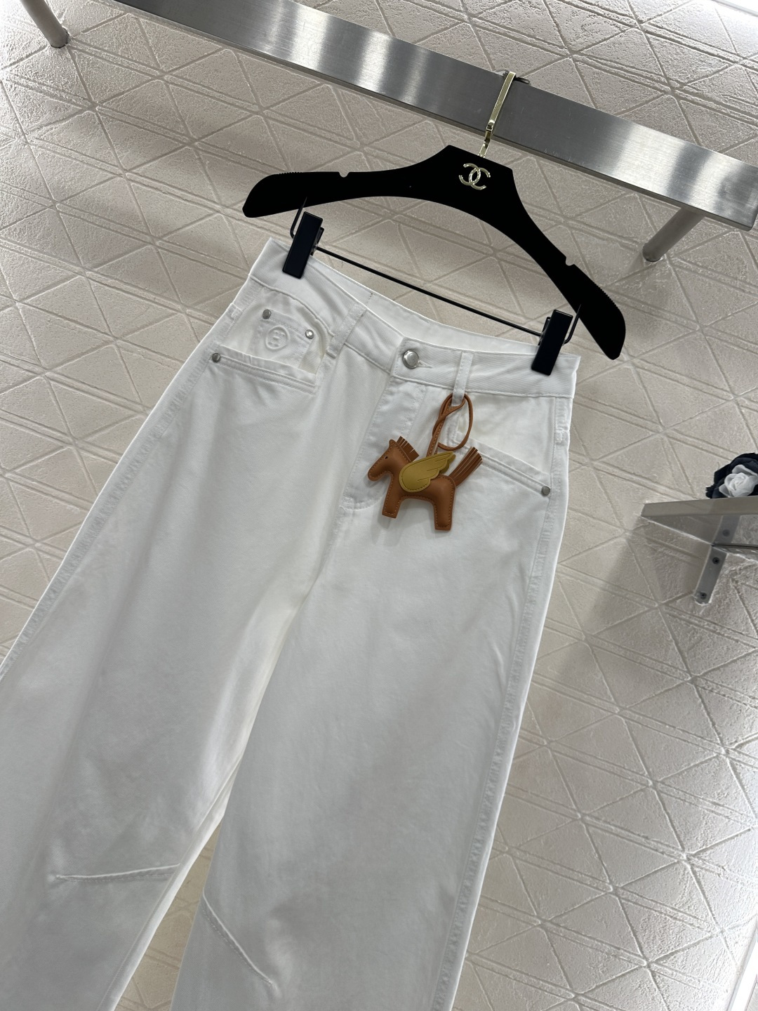 ♥Herme*♥2026新品上架 飞马挂件弯刀长裤定制YB斜纹棉牛仔材质，酵素水洗，质感拉满，高腰纯色净