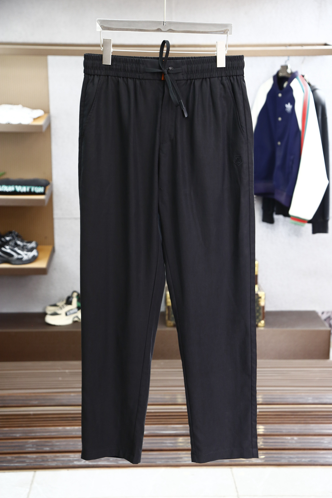 NO:128132,Jenia-2025 spring and summer counter new products are on the market simultaneously. The original customized high-quality fashionable casual pants are super versatile. Exclusively customized - imported high-end European cotton fabric, delicate and soft, close and comfortable, and the upper body is super stylish! The latest hardware and accessories of the original custom counter are super beautiful, the upper body shows long legs, the inner and the wiring is impeccable, you can attend any occasion, again emphasize that the fabric is very, very classy! Code number M-3XL pick up the next day, zegna, alexander wang19860909杰尼亚-2025春夏专柜新品同步上市.原单订制高品质时尚休闲裤.超级百搭款.独家定制-进口高端欧棉面料,手感细腻柔软,贴身舒适,上身超有型！原版定制专柜最新五金辅料.超靓版型、上身显腿修长,內里,走线都无可挑剔,任何场合都可出席,再次强调面料非常非常显档次！码数M-3XL隔天取货,,zegna,alexander wang,Men's clothing