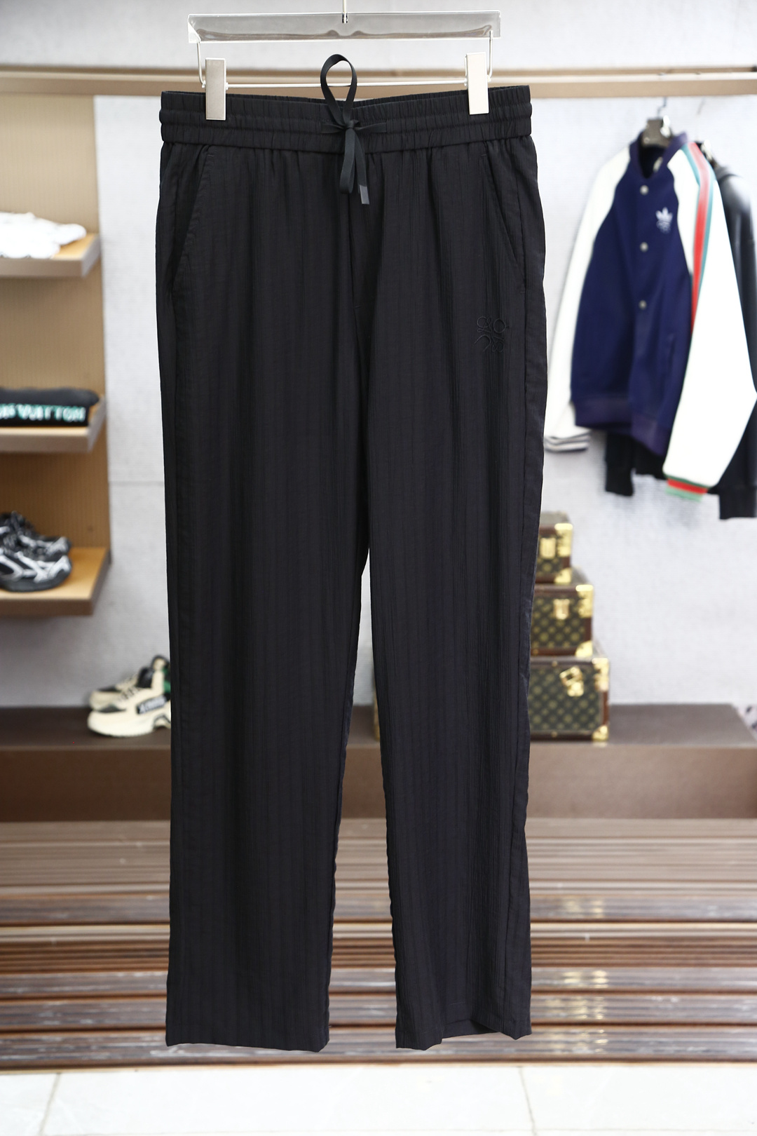 NO:128135,Luo Yiwei - New products of the 2025 spring and summer counter are launched simultaneously. The original customized high-quality fashionable casual pants are super versatile. Exclusively customized - imported high-end European cotton fabric, delicate and soft, close and comfortable, and super stylish on the upper body! The latest hardware and accessories of the original custom counter are super beautiful, the upper body shows long legs, the inner and the wiring is impeccable, you can attend any occasion, again emphasize that the fabric is very, very classy! Code number M-3XL pick up the next day, loewe, alexander wang19860909罗意威-2025春夏专柜新品同步上市.原单订制高品质时尚休闲裤.超级百搭款.独家定制-进口高端欧棉面料,手感细腻柔软,贴身舒适,上身超有型！原版定制专柜最新五金辅料.超靓版型、上身显腿修长,內里,走线都无可挑剔,任何场合都可出席,再次强调面料非常非常显档次！码数M-3XL隔天取货,,loewe,alexander wang,Men's clothing