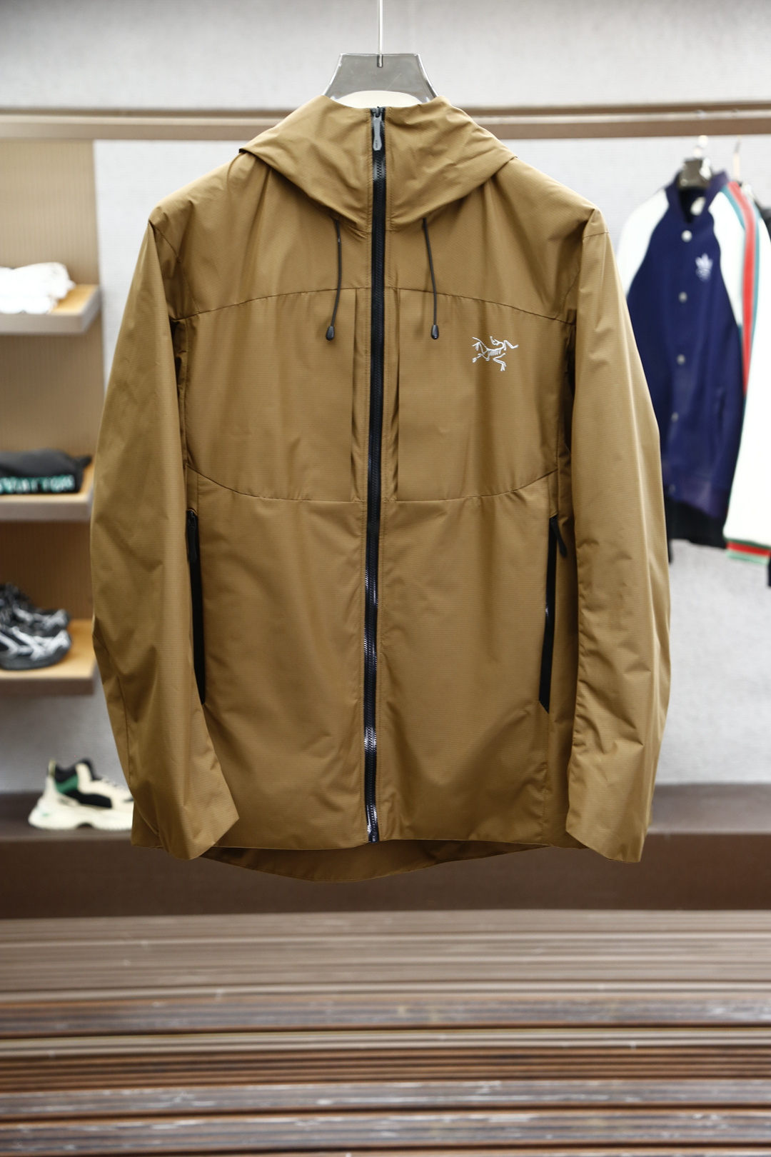 NO:549459,Archaeoptera M-5XL. Men and women's same jacket, the highest version, windproof performance can effectively block the invasion of wind and keep the body warm. 2. Waterproof performance can prevent rainwater from penetration and keep the body dry. 3. Breathable performance allows the body to emit sweat and moisture to be discharged, avoiding stuffiness and discomfort. 4. Durability uses high-strength fabric, which has good wear resistance and tear resistance. 5. Versatility is usually equipped with multiple pockets, adjustable hats and cuffs, etc., which is convenient for carrying items and adjusting wear comfort.,arc'teryx,hats,alexander wang19860909始祖鸟 M-5XL.男女同款冲锋衣,最高版本,防风性能能够有效阻挡风的侵袭,保持身体温暖. 2.防水性能可以防止雨水渗透,保持身体干燥. 3.透气性能允许身体排出的汗水和湿气散发出去,避免闷热和不适. 4.耐用性采用高强度的面料,具有较好的耐磨性和抗撕裂性. 5.多功能性通常配有多个口袋、可调节的帽子和袖口等,方便携带物品和调整穿着舒适度.,arc'teryx,hats,alexander wang,Men's clothing