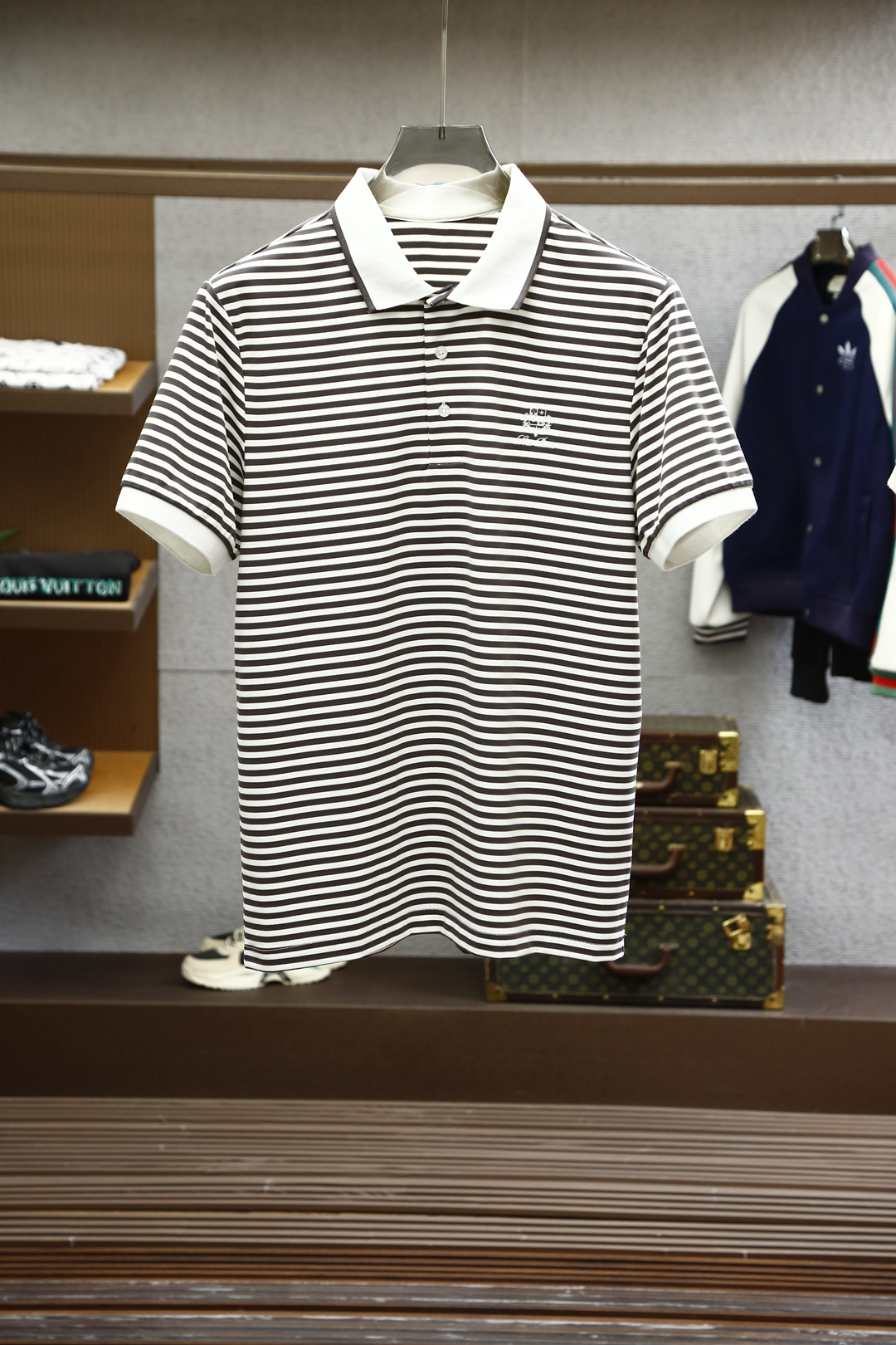 NO:424052,New product LP striped ss summer new product, classic logo embroidered bead ground mesh business casual short-sleeved POLO shirt on men’s chest!  Hong Kong foreign companies channel goods, heavyweight high-end products, perfectly follow the essence and genes of LP home. The embroidered logo on the chest body shows a very distinctive and fashionable proposition, and strongly posits the brand identity. Customers provide high-quality imported garment custom-woven beaded floor fabrics, Italian old-fashioned workshop ready-to-wear process is fixed and dyed, extremely luxurious and special materials, all with superior fabric attributes, mercerized process, extremely high gloss, delicate and natural mesh structure, perfect combination of comfort and breathability, the touch experience is self-evident, luxurious and ultimate enjoyment!  The custom-made natural mother-skin buckle closure is also very detailed as the LP home as the guide of men's clothing brand!  It is definitely not a heavy-weight Polo shirt that can be compared with the market currency, and it is the choice for high-end men's taste!  Color brown, white, military green Size M-3XL M shoulder width 43 bust 96 Clothes length 67 sleeves 22 L shoulder width 45 bust 100 Clothes length 68 sleeves 23 XL shoulder width 47 bust 104 Clothes length 69 sleeves 24 XXL shoulder width 49 bust 108 Clothes length 70 sleeves 25 3XL shoulder width 51 bust 112 Clothes length 71 sleeves 26, loro piano, T-shirt, alexander wang19860909新品LP条纹ss夏季新品,男士胸前经典徽标刺绣珠地网眼商务休闲短袖POLO衫！香港洋行渠道货,重磅高端级臻品,完美沿袭了LP家的精髓与基因,胸前衣身同色刺绣徽标,展现出极具鲜明态度的时髦主张,且有力标榜了品牌身份,客供高级进口成衣定织珠地面料,意大利老牌工坊成衣工序定织定染,极为奢华特殊的材质,面料属性皆为上乘,丝光工艺处理,面料光泽度极高,网眼结构细腻自然,舒适性与透气性完美兼备,触感体验不言而喻,奢华极致享受！门襟定制天然母贝扣闭合,LP家作为男装品牌的引导者,细节把控也是非常到位！绝非市场通货可以媲美的重磅精品Polo衫,高端男士的品味之选！颜色咖啡色,白色,军绿色 尺码M-3XL  M肩宽43胸围96 衣长67袖长22 L肩宽45胸围100衣长68袖长23  XL肩宽47胸围104衣长69袖长24 XXL肩宽49胸围108衣长70袖长25 3XL肩宽51胸围112衣长71袖长26,,loro piana,T-shirt,alexander wang,Men's clothing