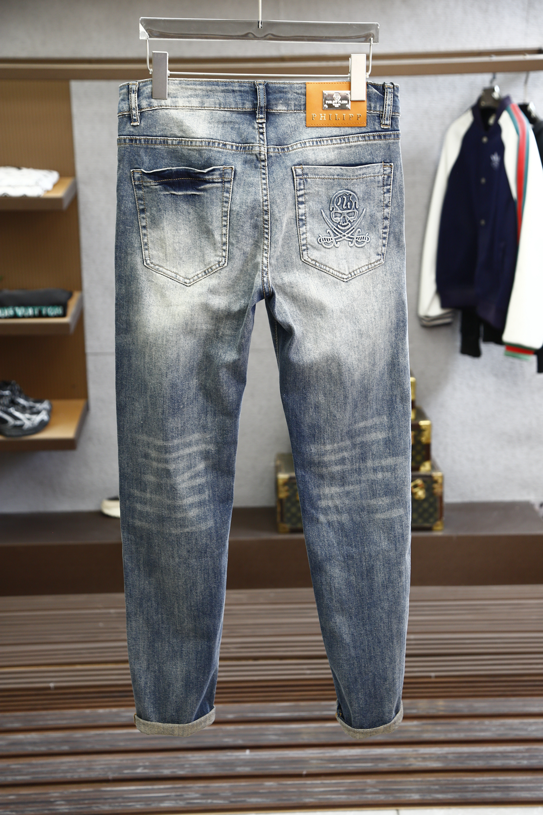 
PP-2025春夏最新品，专柜同步有售，时尚休闲裤，进口原版面料，做工极为复杂，唯一可以做代购级别的渠