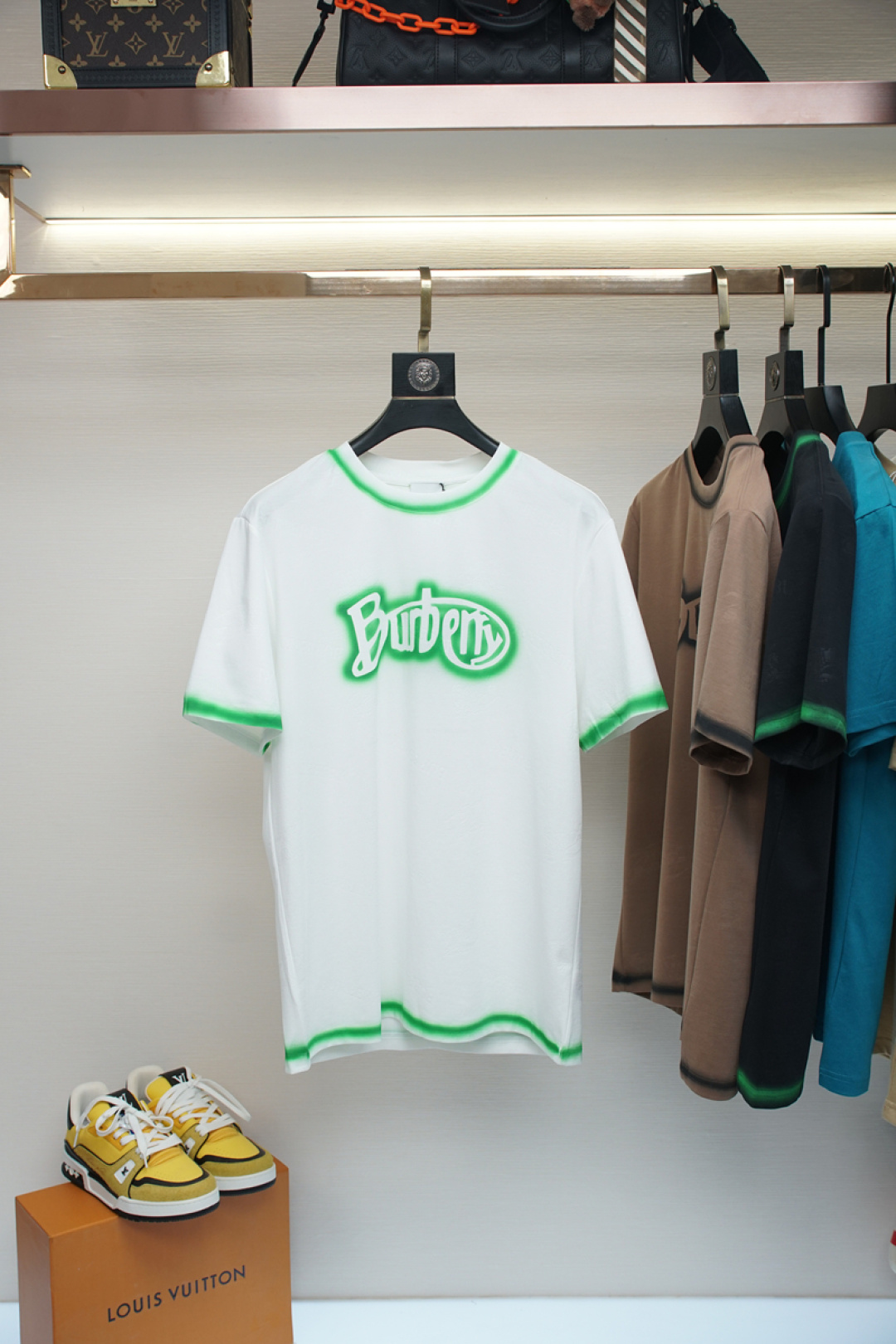 NO:424044,BBR Spring and Summer New First-Open Counter Latest Short Sleeve Round Neck T-shirt High-end Customized Design Avant-garde and Fashionable!  Brand logo heavy craft design, high-end customized mercerated long cotton fabric, soft feel, comfortable to wear, exquisite counter-level car line, fine workmanship, invincible and handsome upper body effect!  A must-have item for handsome men!  Color black and white khaki. Code number M-3XL, T-shirt,tees, t-shirt,alexander wang19860909BBR 春夏新款首发专柜最新款短袖圆领T恤 高端订制 设计前卫时尚！品牌logo重工艺设计 高端定制丝光长绒棉面料.手感柔软.穿着舒适.专柜级别精致车线.做工精细.上身效果无敌帅气！型男必备单品！ 颜色黑色白色卡其色. 码数M-3XL,,T-shirt,tees，t-shirt,alexander wang,Men's clothing