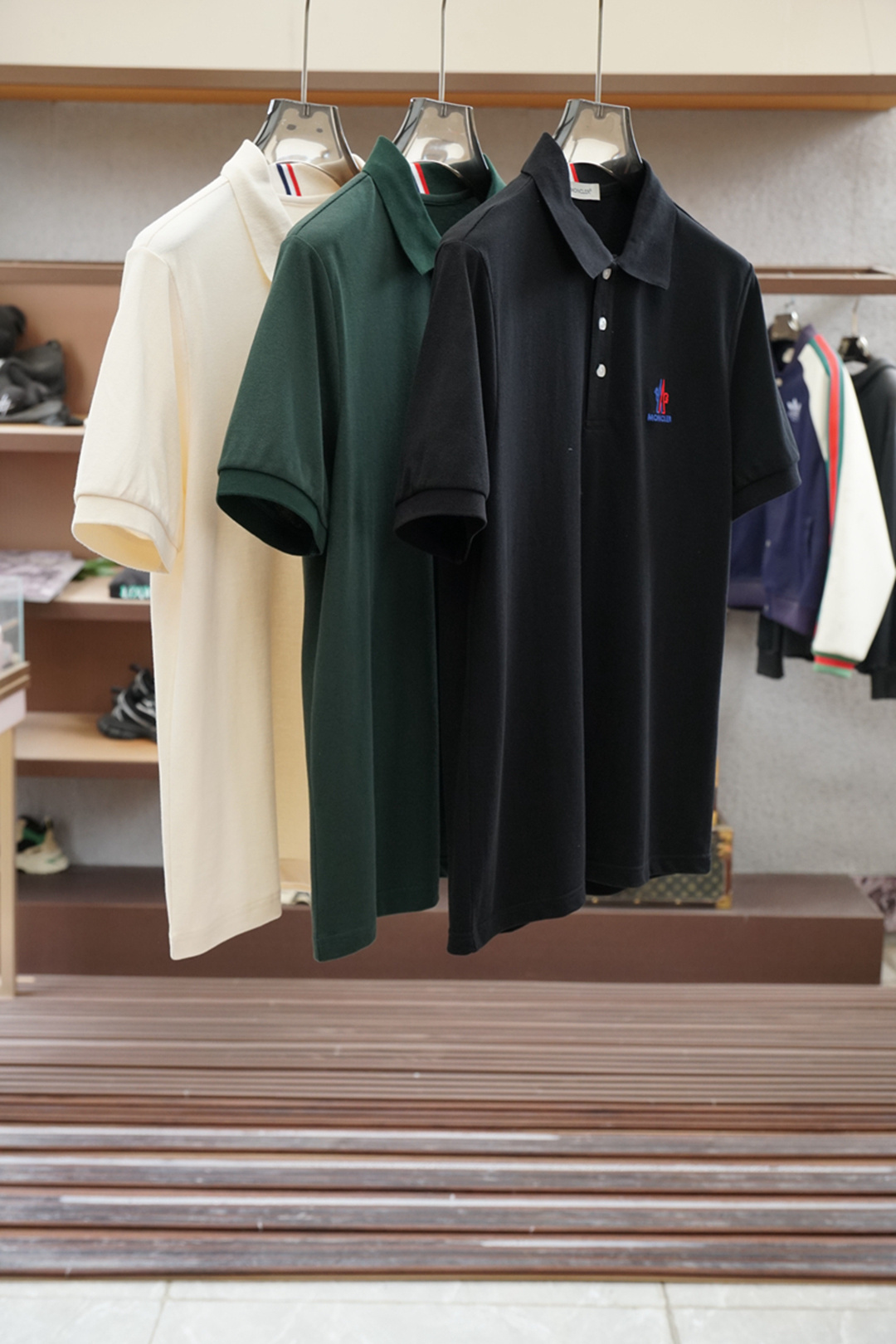 NO:477238,The new short-sleeved T-shirt for men in spring and summer 2025, a fashionable and versatile item that many celebrities love to wear!  The LOGO badge on the chest is super beautiful. Friends who like classic and simple must not miss this one!  The calm and atmospheric brand style has always been favored by the upper class! It is also the best choice for fashionable items!  The upper body is so handsome. I highly recommend it. In addition to its brand added value, the biggest attraction of this short sleeve is that this short sleeve has a high cost-effectiveness in terms of color and material!  Customized original exclusive fabric material design!  Environmentally friendly washing, customized fabrics, pre-shrinkage treatment to ensure a crisp style. The combed cotton fabric feels super soft and smooth and sweat-absorbing!  The wash water does not deform, the feel is comfortable and smooth, the upper body is soft and comfortable, the classic and fashionable design is simple and not complicated, and it is very pleasing to the eye!  Color black, white, gray. Code MLXLXXLXXXL, Moncler, T-shirt,tees, t-shirt,alexander wang19860909蒙口/2025春夏新款男士短袖T恤,众多明星都爱穿的时尚百搭单品！胸前LOGO徽章超级好看,喜欢经典简约的朋友,一定不能错过了这款！沉稳大气的品牌风格一直以来备受上层人士的青睐!也是时尚单品的不二之选！ 上身帅到爆了,强烈推荐,,这件短袖最大的吸引力除了他本身的品牌附加值,更加肯定的是这款短袖无论在颜色搭配还是材质上都有很高的性价比！ 定制原版专属面料材质设计！环保水洗,定制面料,预缩处理,确保版型的挺括,精梳棉面料手感超柔顺滑又吸汗！洗水不变形,手感舒适顺滑,上身柔和舒适,经典的时尚设计,精简不繁,很是耐看！颜色黑色,白色,灰色.码数MLXLXXLXXXL,,Moncler,T-shirt,tees，t-shirt,alexander wang,Men's clothing