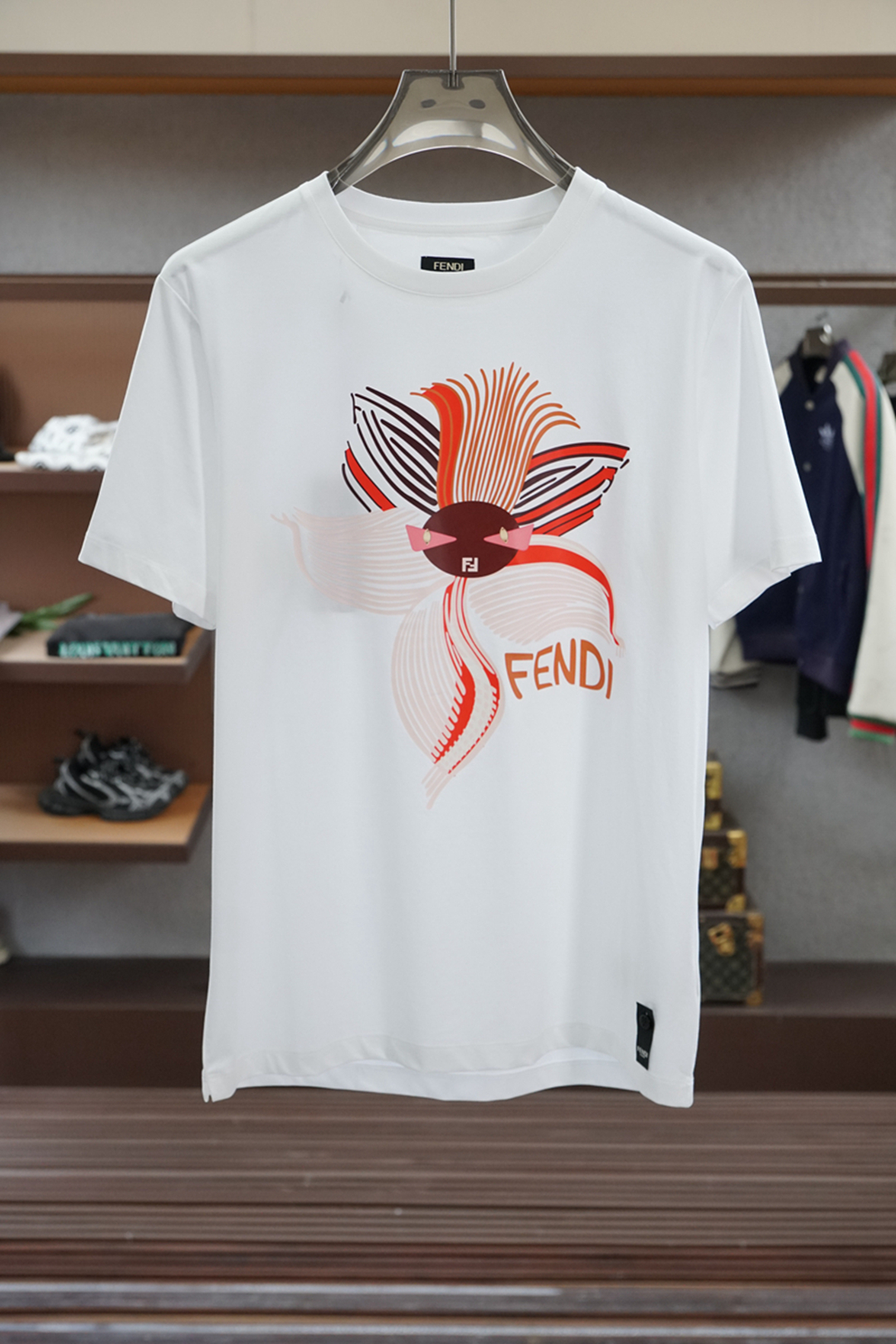 
2025春夏系列新品🇨🇳
Fendi 芬迪-男士圆领短袖🍃奢华品牌字母LOGO标识标注👍🏼上身就能体会