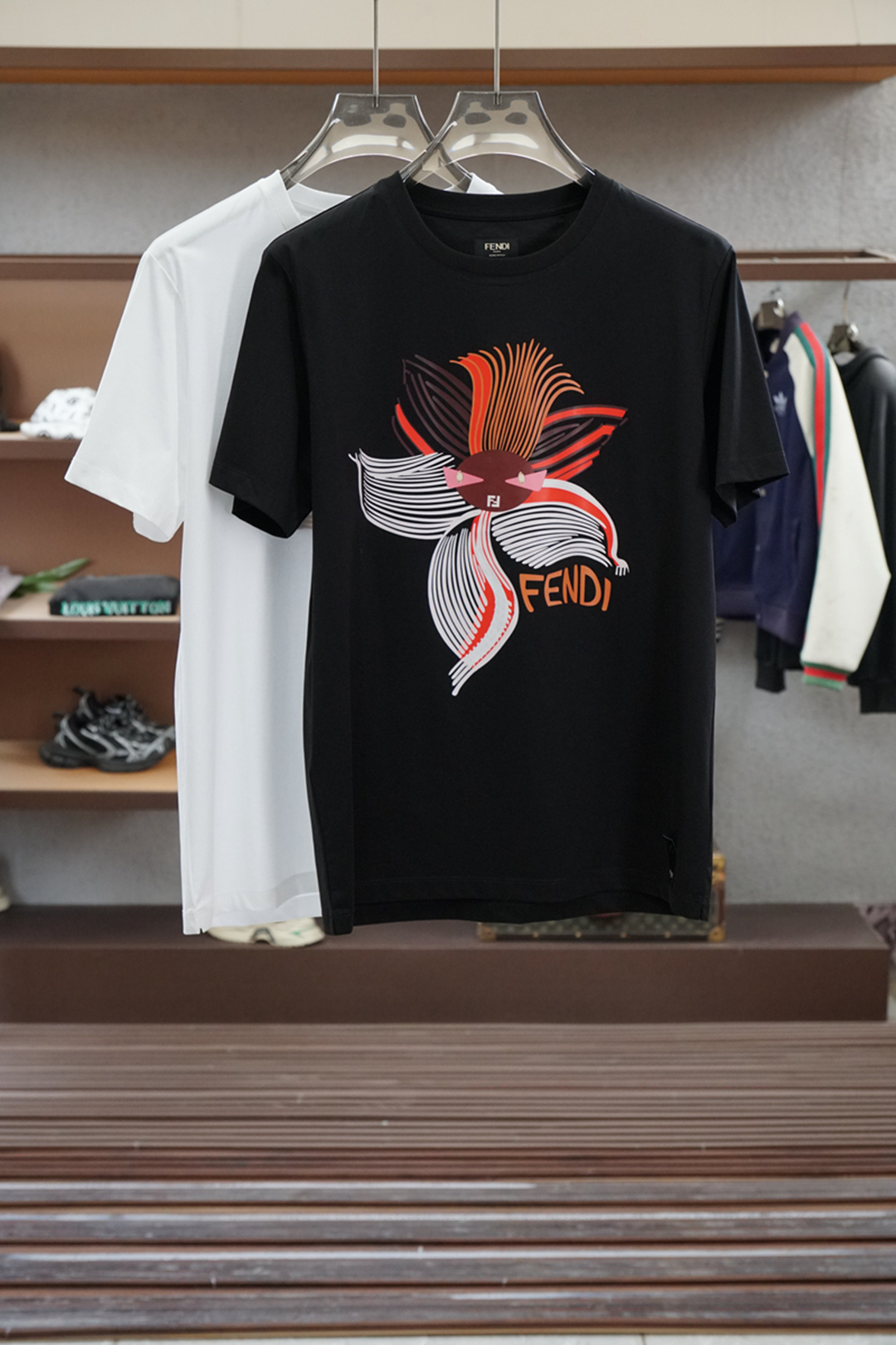 
2025春夏系列新品🇨🇳
Fendi 芬迪-男士圆领短袖🍃奢华品牌字母LOGO标识标注👍🏼上身就能体会