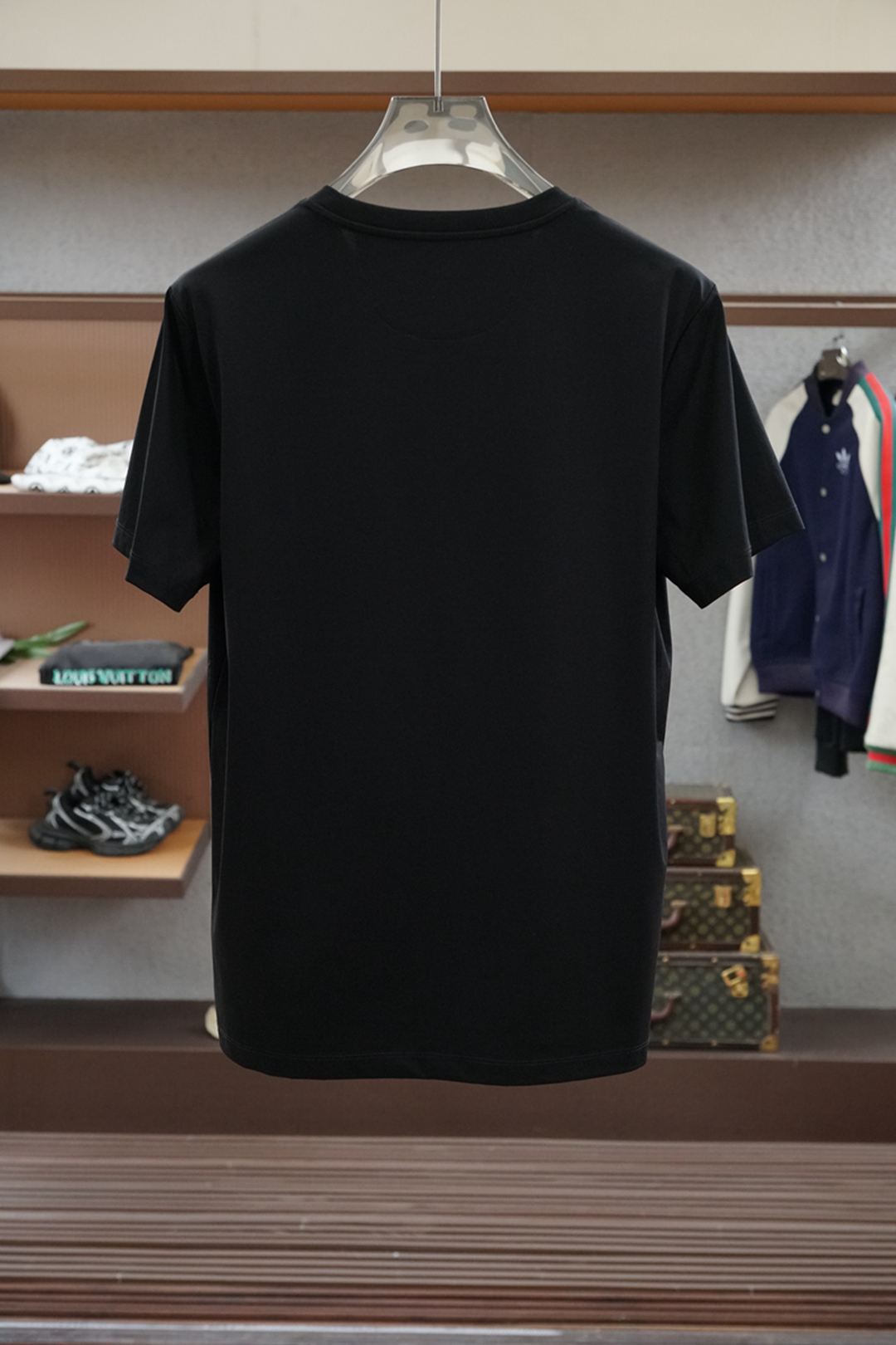 
2025春夏系列新品🇨🇳
Fendi 芬迪-男士圆领短袖🍃奢华品牌字母LOGO标识标注👍🏼上身就能体会