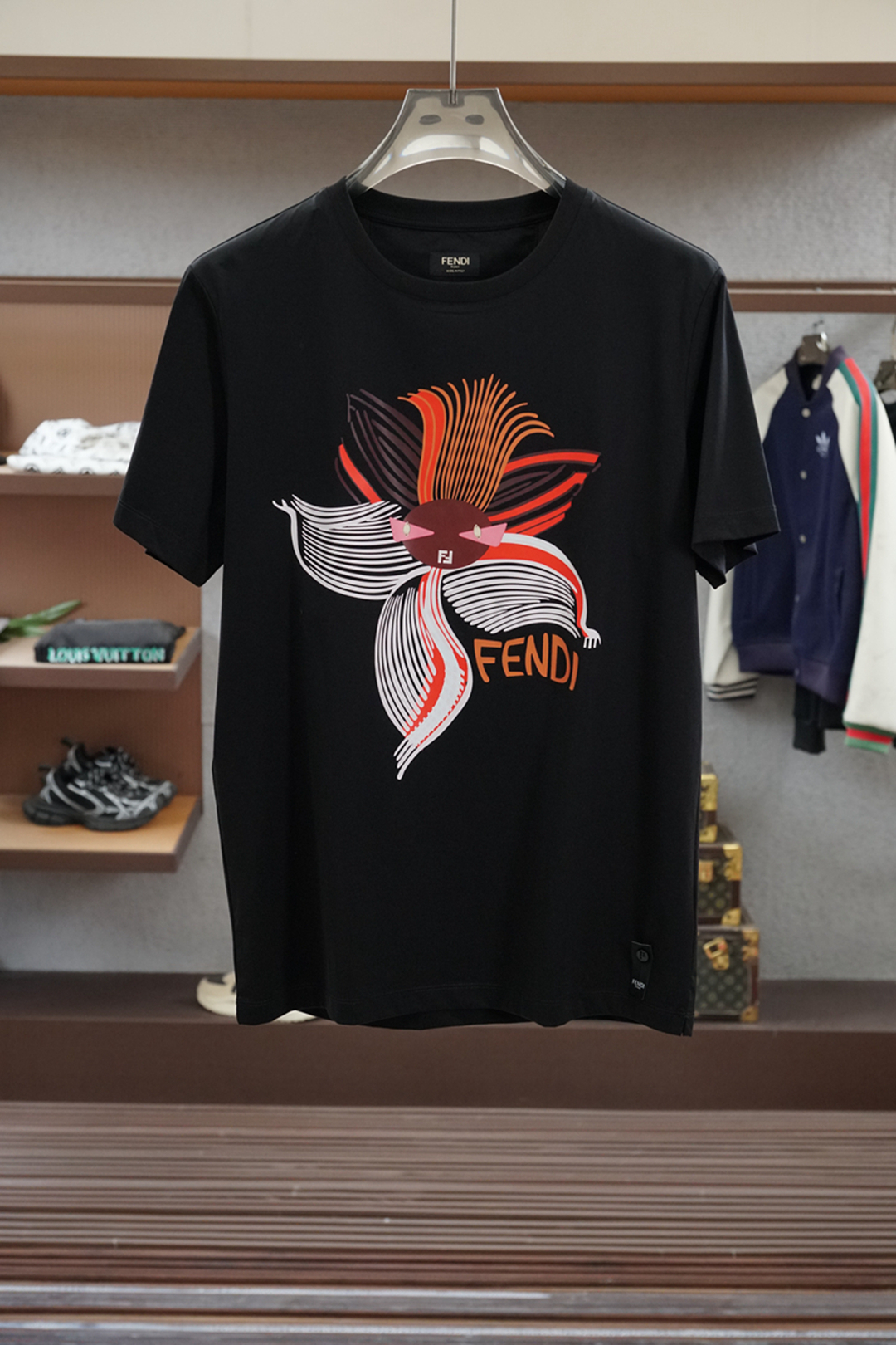 
2025春夏系列新品🇨🇳
Fendi 芬迪-男士圆领短袖🍃奢华品牌字母LOGO标识标注👍🏼上身就能体会