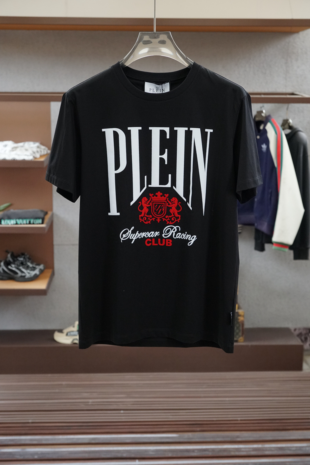 
2025春夏系列新品🇨🇳
Fendi 芬迪-男士圆领短袖🍃奢华品牌字母数码印花LOGO标识标注👍🏼上身
