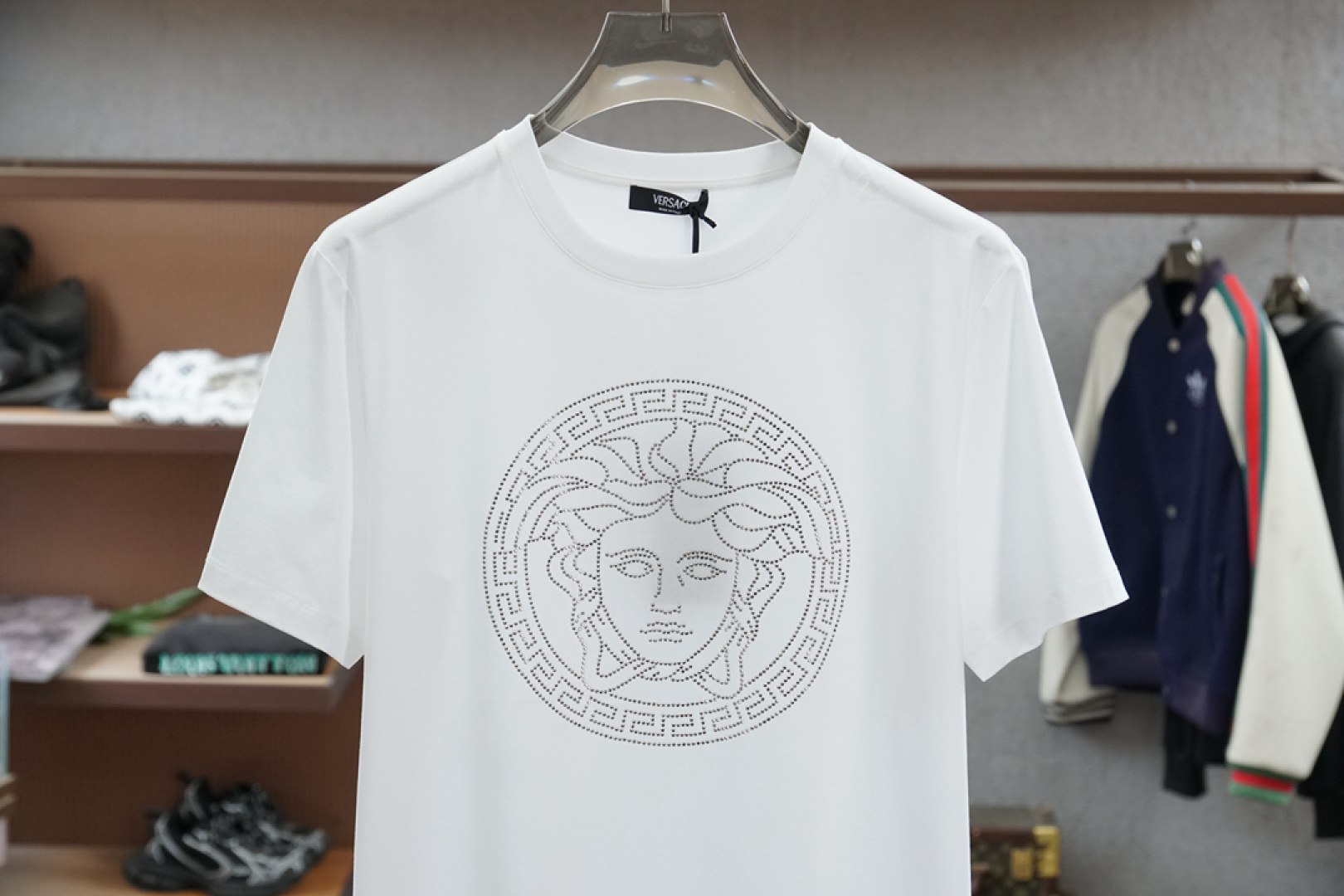 
2025春夏系列新品🇨🇳
范思哲Versace 男士圆领短袖🍃奢华品牌烫钻加数码印花杜丽莎LOGO标识