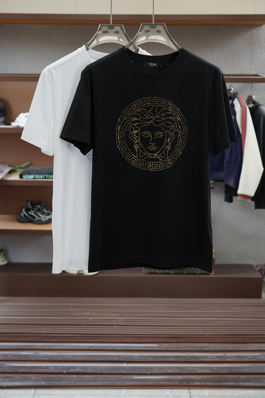 
2025春夏系列新品🇨🇳
范思哲Versace 男士圆领短袖🍃奢华品牌烫钻加数码印花杜丽莎LOGO标识