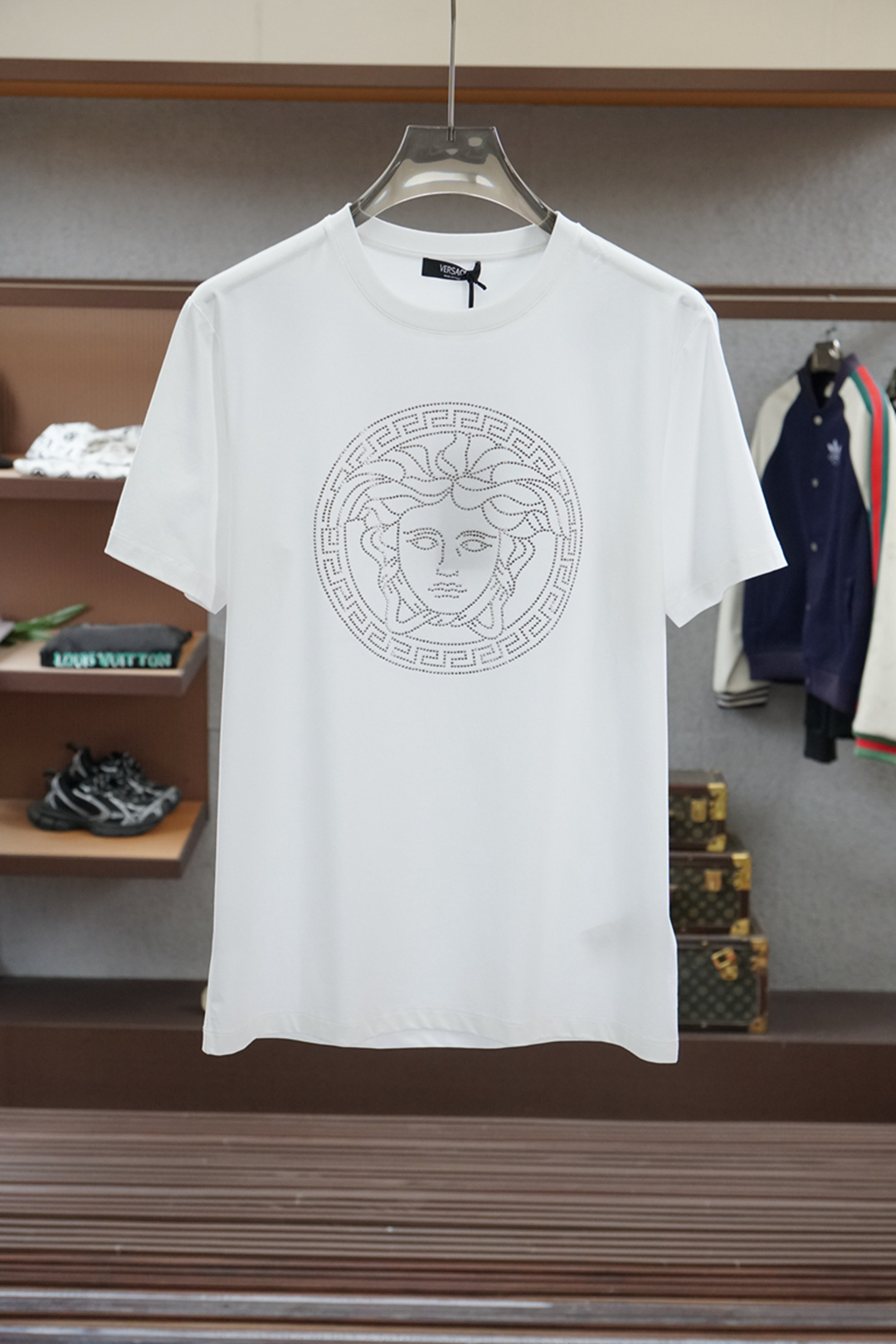 
2025春夏系列新品🇨🇳
范思哲Versace 男士圆领短袖🍃奢华品牌烫钻加数码印花杜丽莎LOGO标识