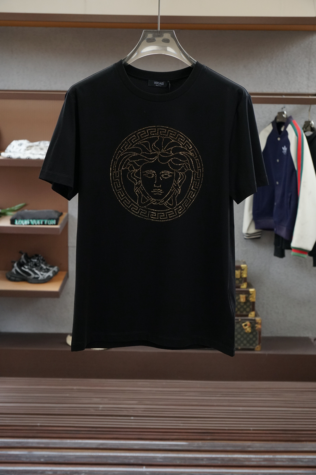 
2025春夏系列新品🇨🇳
范思哲Versace 男士圆领短袖🍃奢华品牌烫钻加数码印花杜丽莎LOGO标识