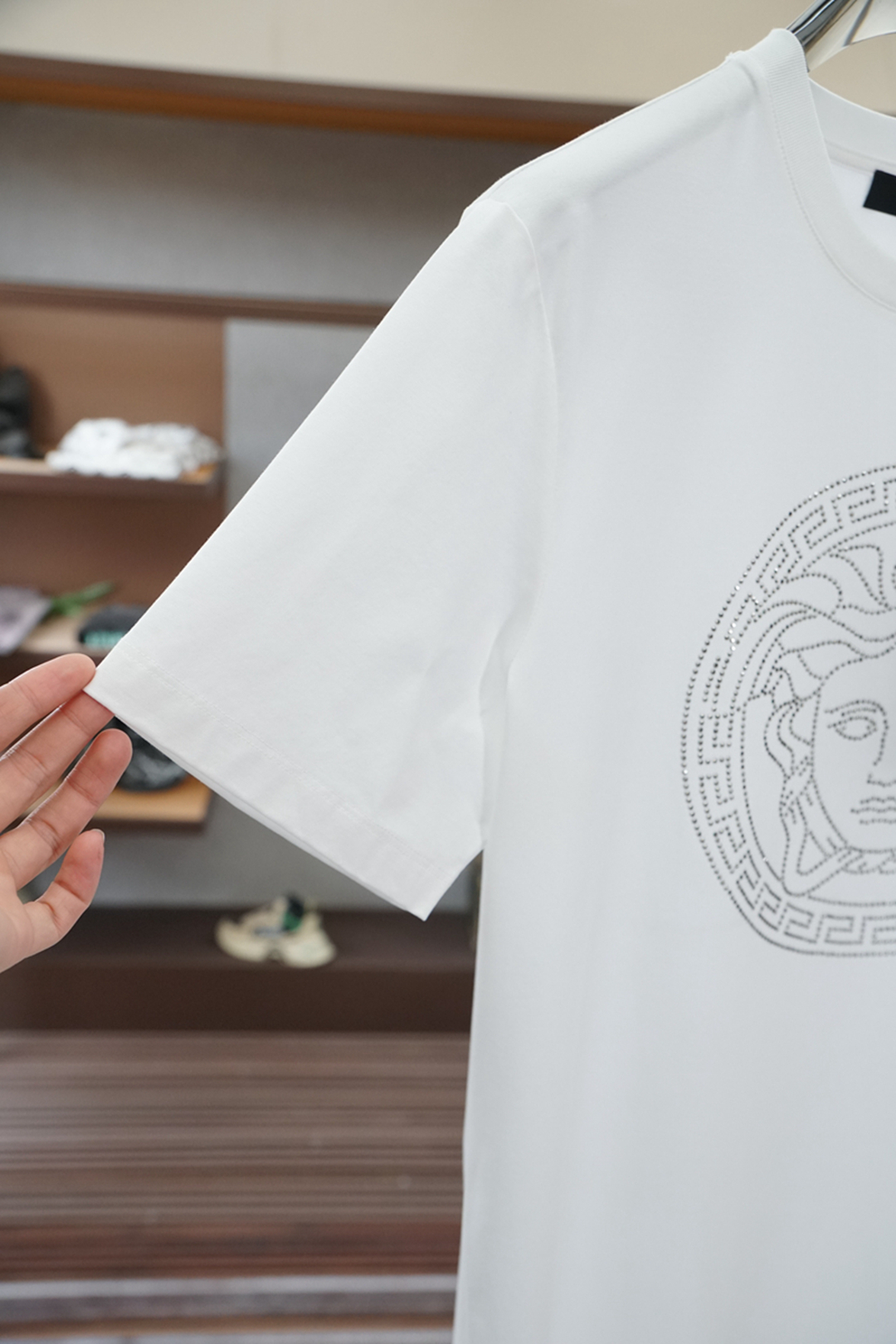 
2025春夏系列新品🇨🇳
范思哲Versace 男士圆领短袖🍃奢华品牌烫钻加数码印花杜丽莎LOGO标识