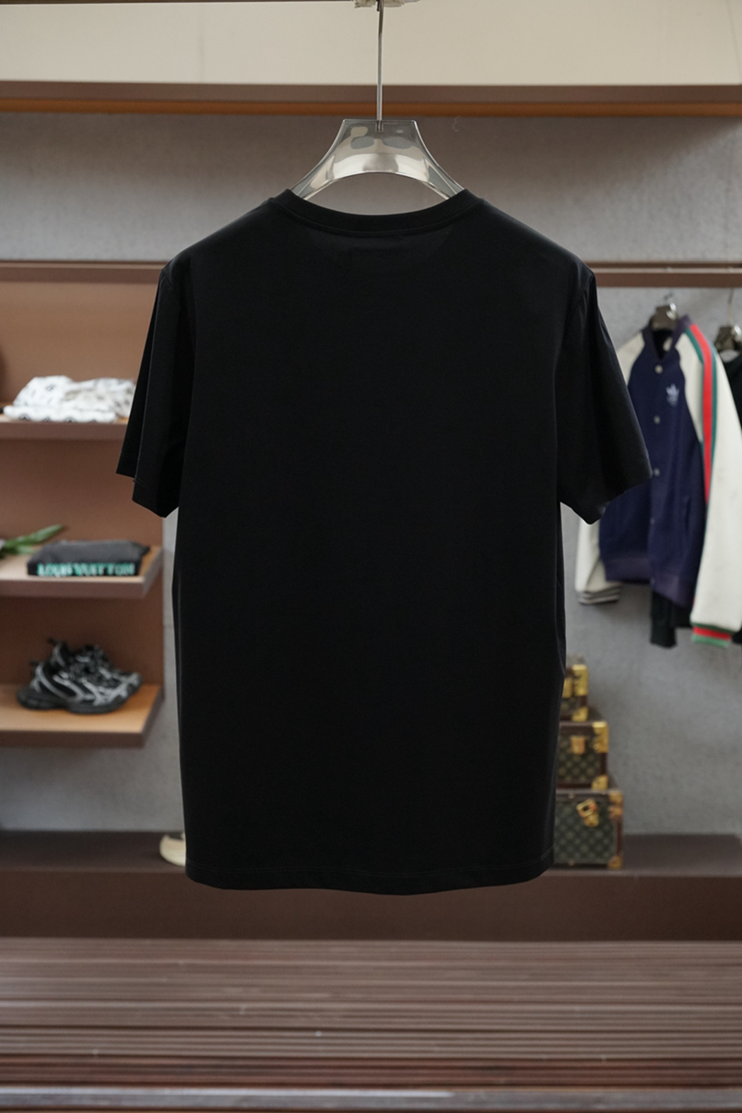 
2025春夏系列新品🇨🇳
范思哲Versace 男士圆领短袖🍃奢华品牌烫钻加数码印花杜丽莎LOGO标识