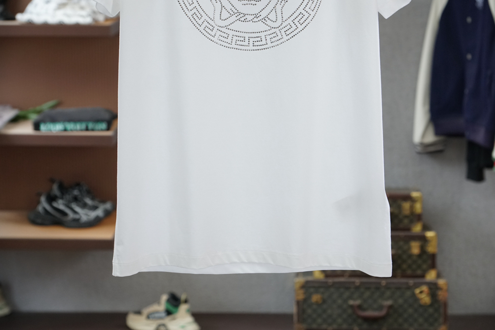 
2025春夏系列新品🇨🇳
范思哲Versace 男士圆领短袖🍃奢华品牌烫钻加数码印花杜丽莎LOGO标识