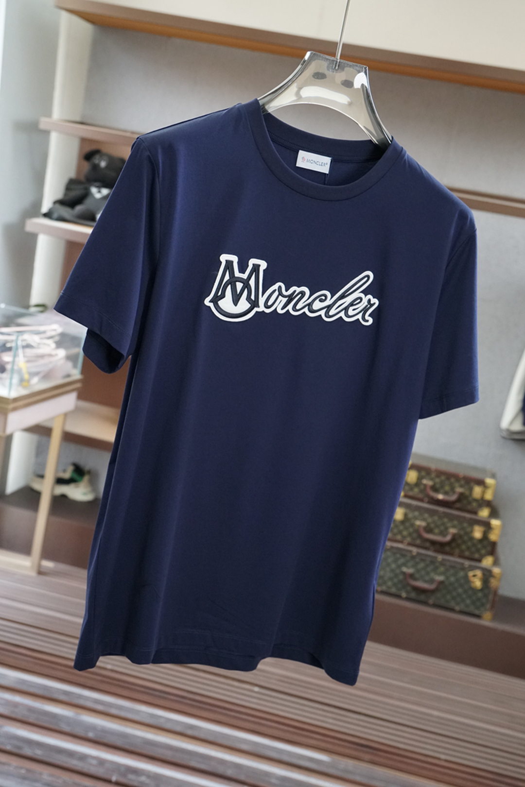
2025春夏系列新品🇨🇳
蒙口-男士圆领短袖🍃奢华品牌字母数码印花加刺绣LOGO标识标注👍🏼上身就能体