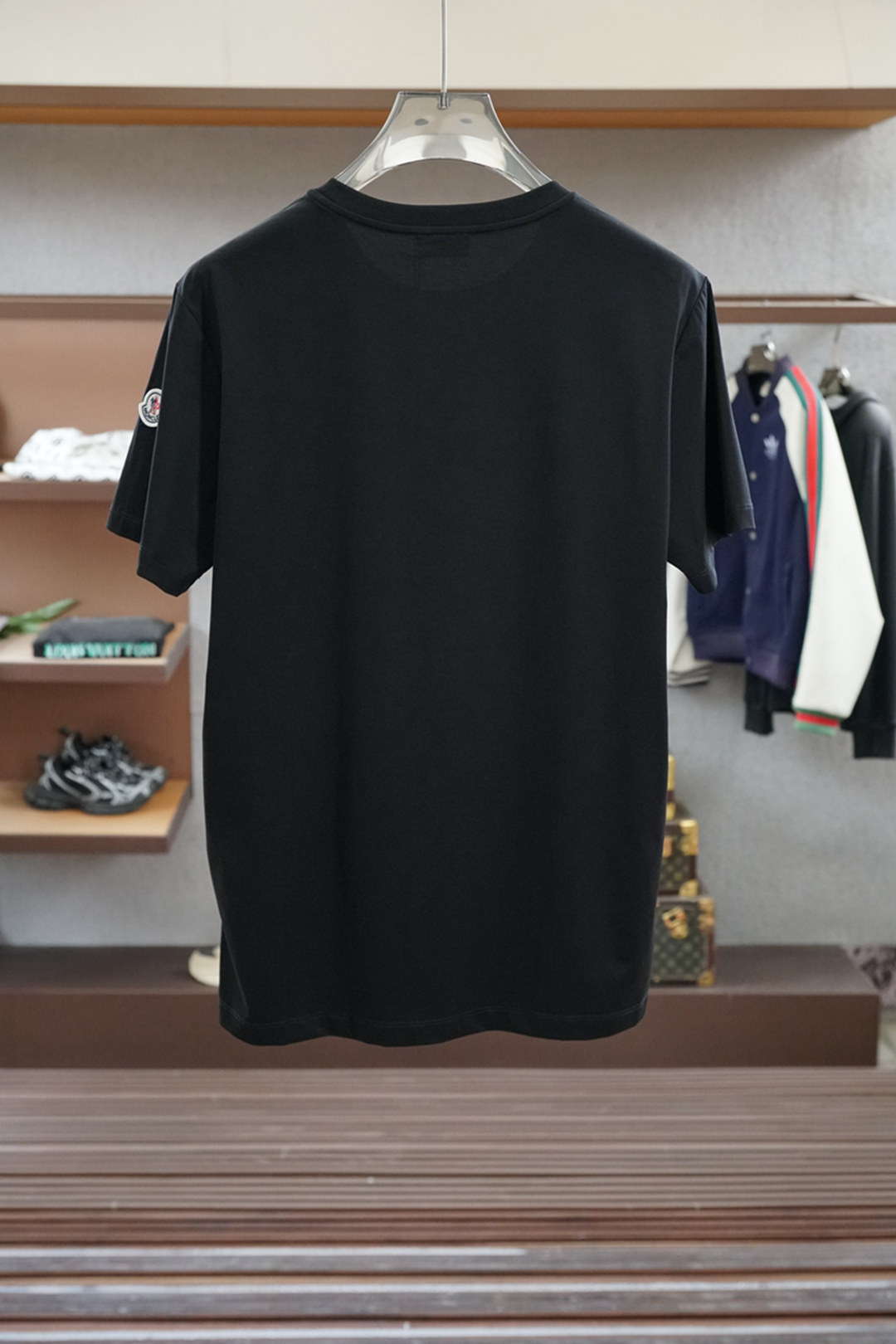 
2025春夏系列新品🇨🇳
蒙口-男士圆领短袖🍃奢华品牌字母数码印花加刺绣LOGO标识标注👍🏼上身就能体