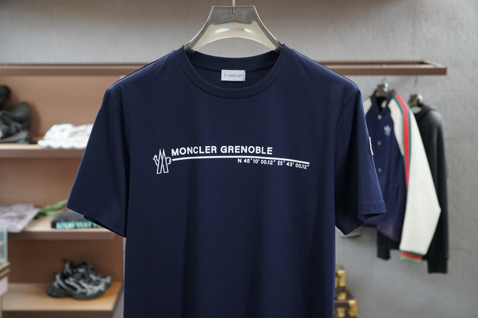 
2025春夏系列新品🇨🇳
蒙口/男士圆领短袖🍃奢华品牌字母数码印花LOGO标识标注👍🏼上身就能体会这款