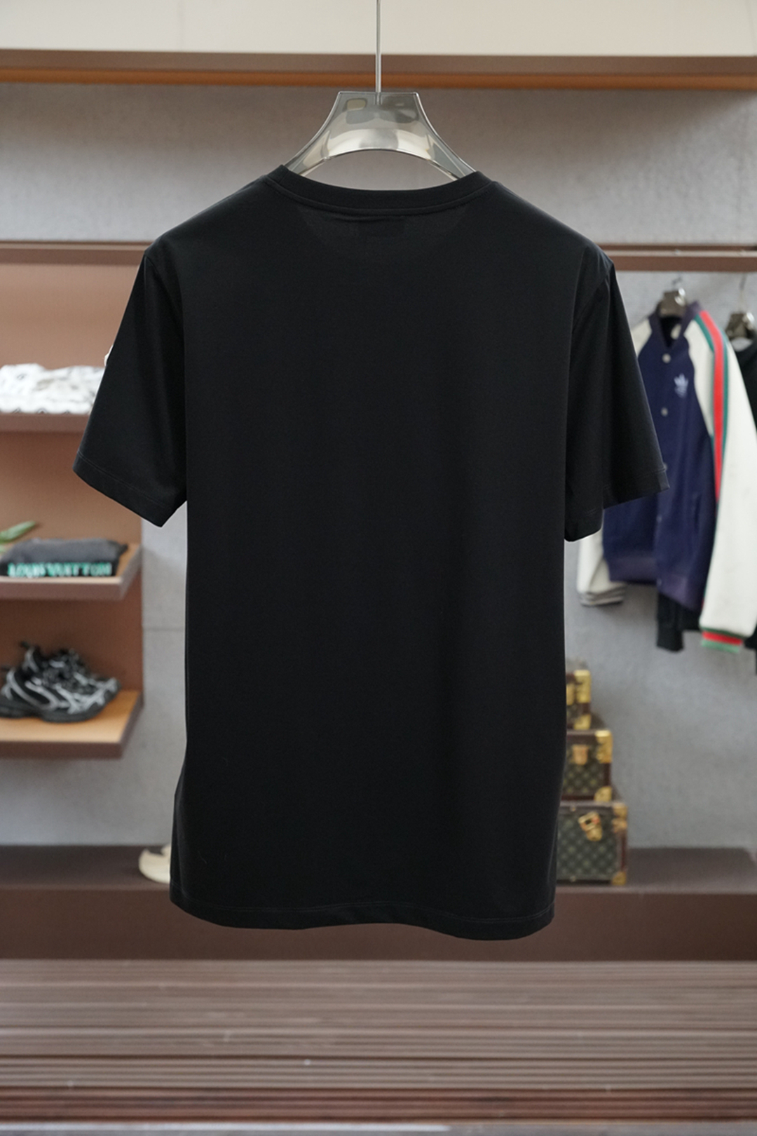 
2025春夏系列新品🇨🇳
蒙口/男士圆领短袖🍃奢华品牌字母数码印花LOGO标识标注👍🏼上身就能体会这款