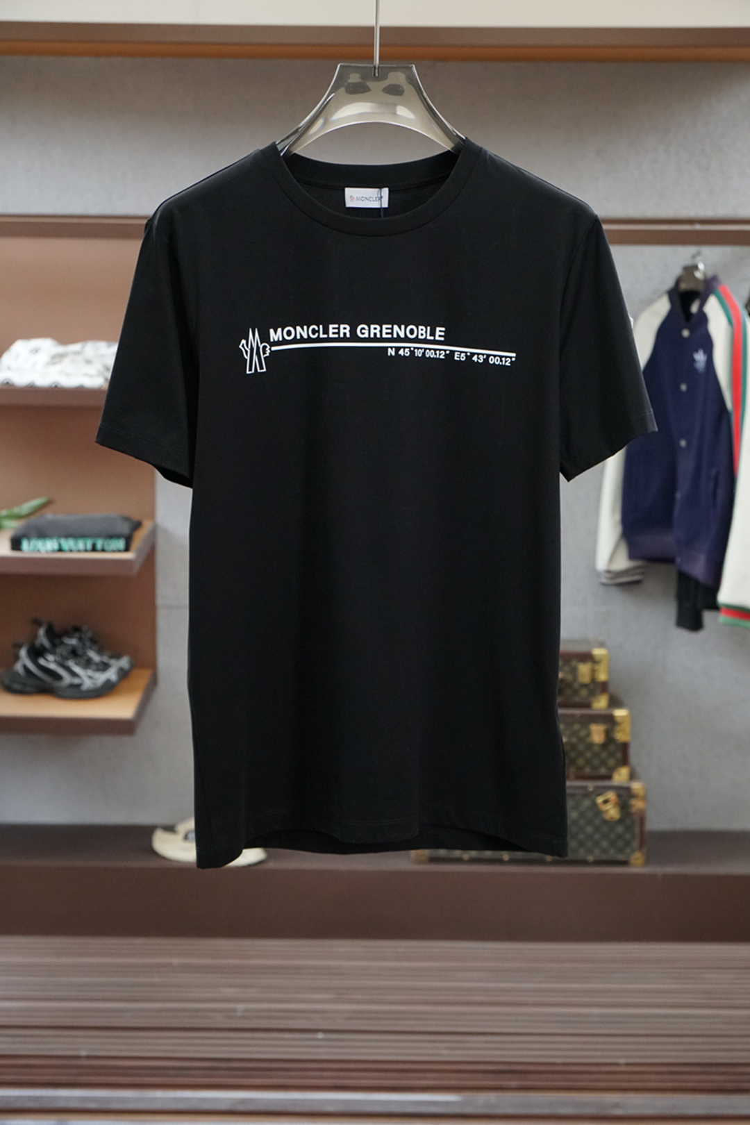 
2025春夏系列新品🇨🇳
蒙口/男士圆领短袖🍃奢华品牌字母数码印花LOGO标识标注👍🏼上身就能体会这款