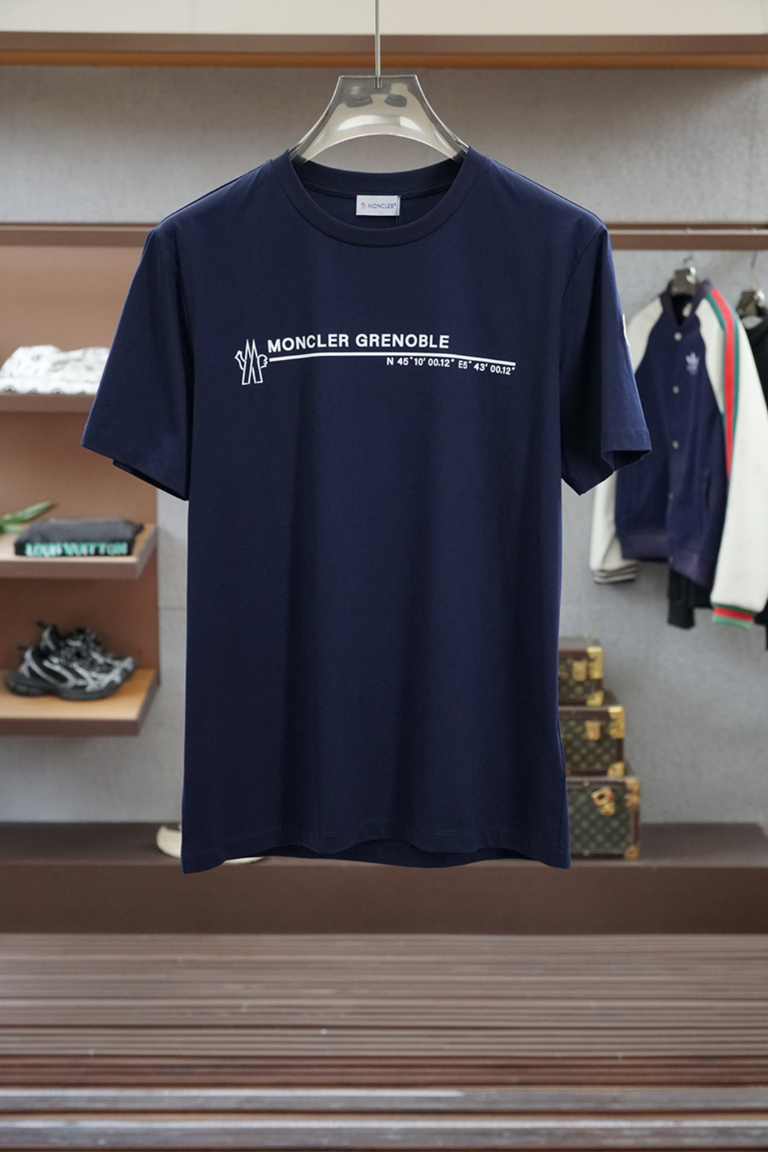 
2025春夏系列新品🇨🇳
蒙口/男士圆领短袖🍃奢华品牌字母数码印花LOGO标识标注👍🏼上身就能体会这款