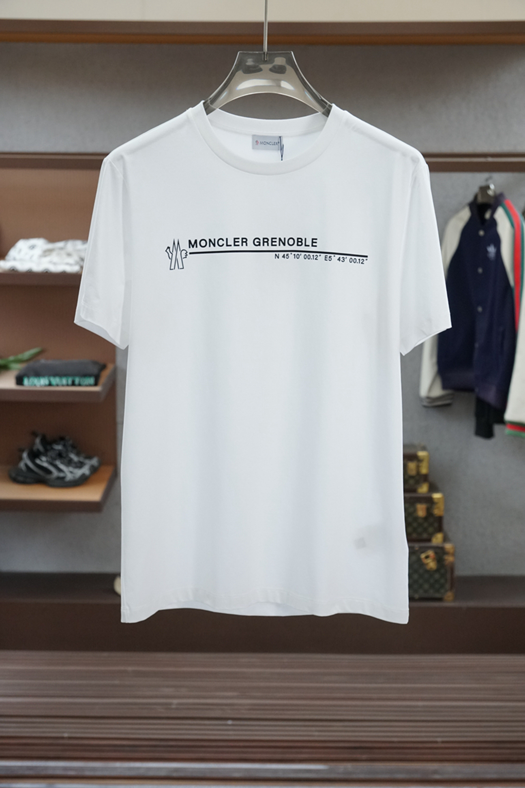 
2025春夏系列新品🇨🇳
蒙口/男士圆领短袖🍃奢华品牌字母数码印花LOGO标识标注👍🏼上身就能体会这款