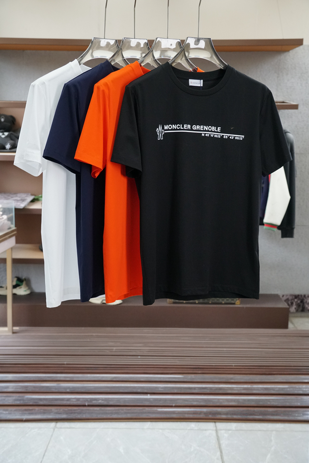 
2025春夏系列新品🇨🇳
蒙口/男士圆领短袖🍃奢华品牌字母数码印花LOGO标识标注👍🏼上身就能体会这款