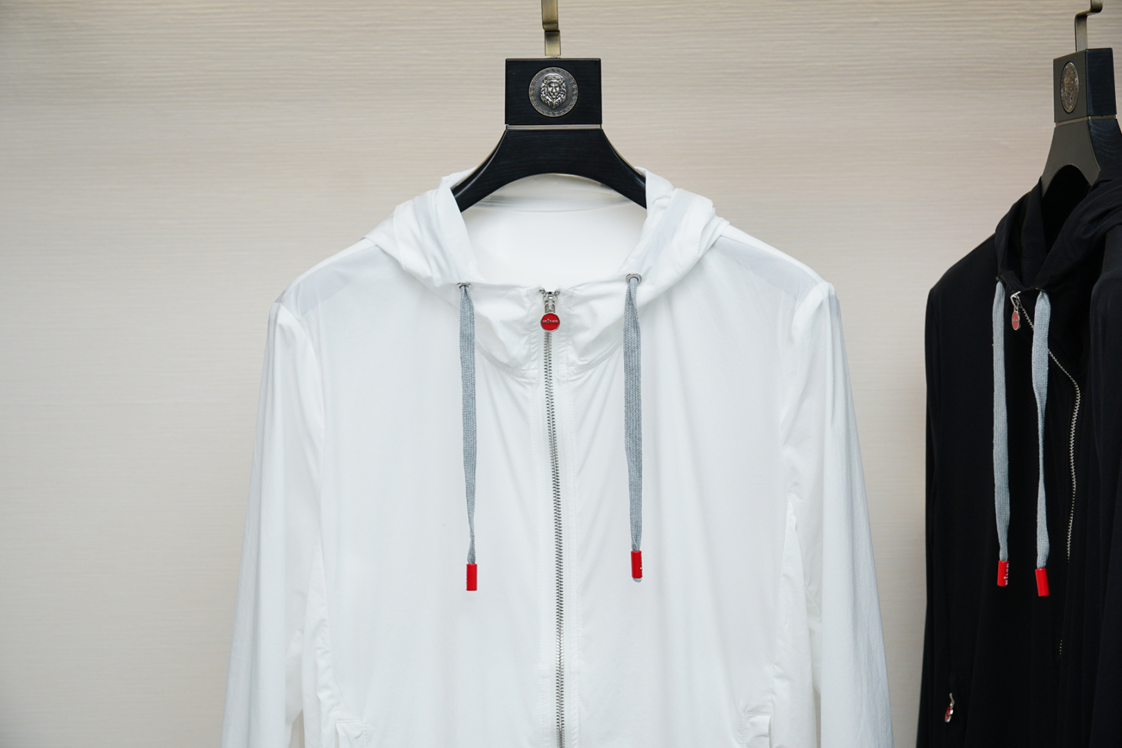 Kiton-
防晒衣 经典款机能休闲外套拉链防水设计、防晒面料和谐又时尚没有违和感、亚太地区订单台湾外