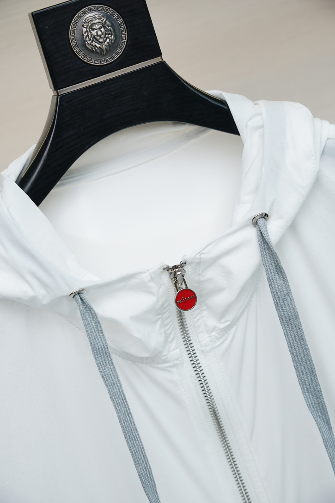 Kiton-
防晒衣 经典款机能休闲外套拉链防水设计、防晒面料和谐又时尚没有违和感、亚太地区订单台湾外
