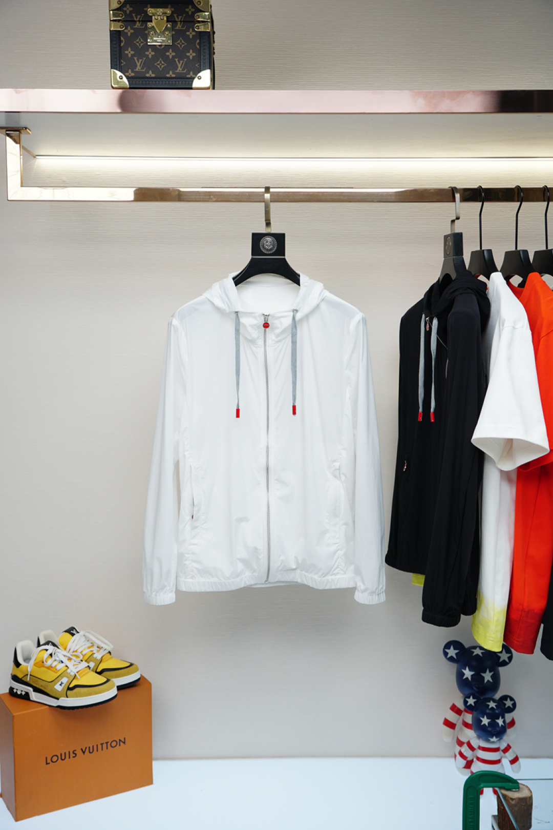 Kiton-
防晒衣 经典款机能休闲外套拉链防水设计、防晒面料和谐又时尚没有违和感、亚太地区订单台湾外