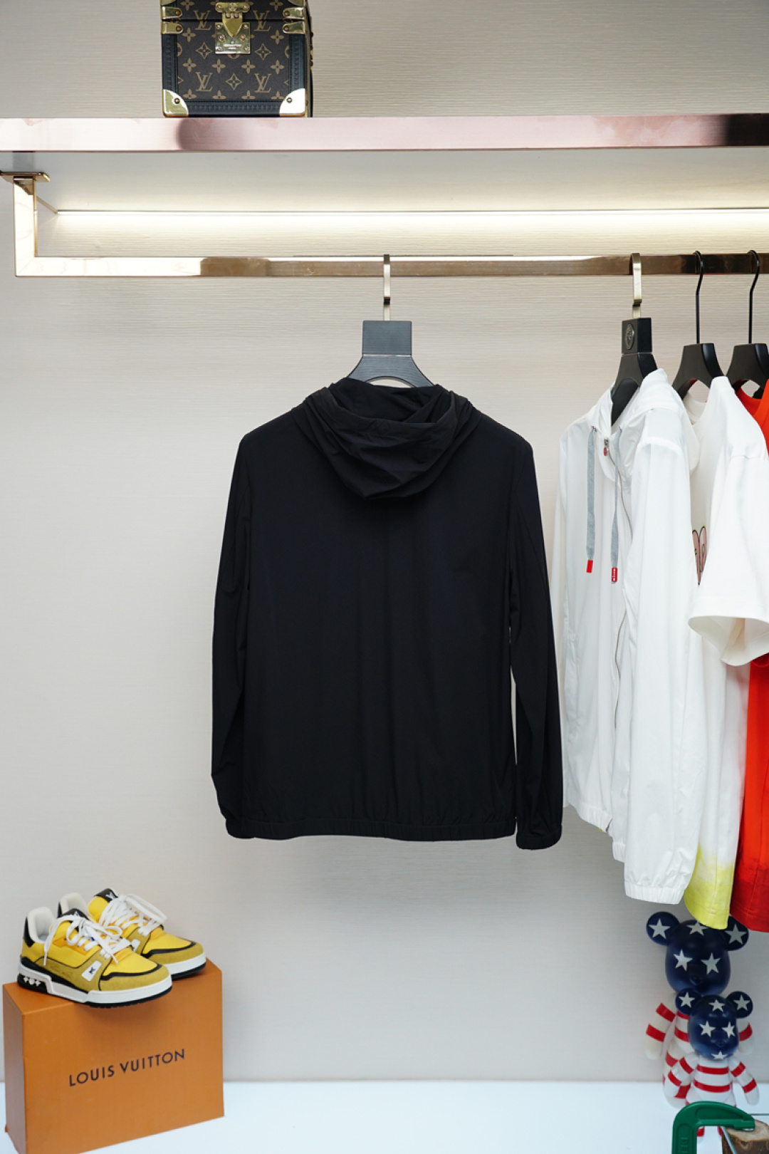 Kiton-
防晒衣 经典款机能休闲外套拉链防水设计、防晒面料和谐又时尚没有违和感、亚太地区订单台湾外