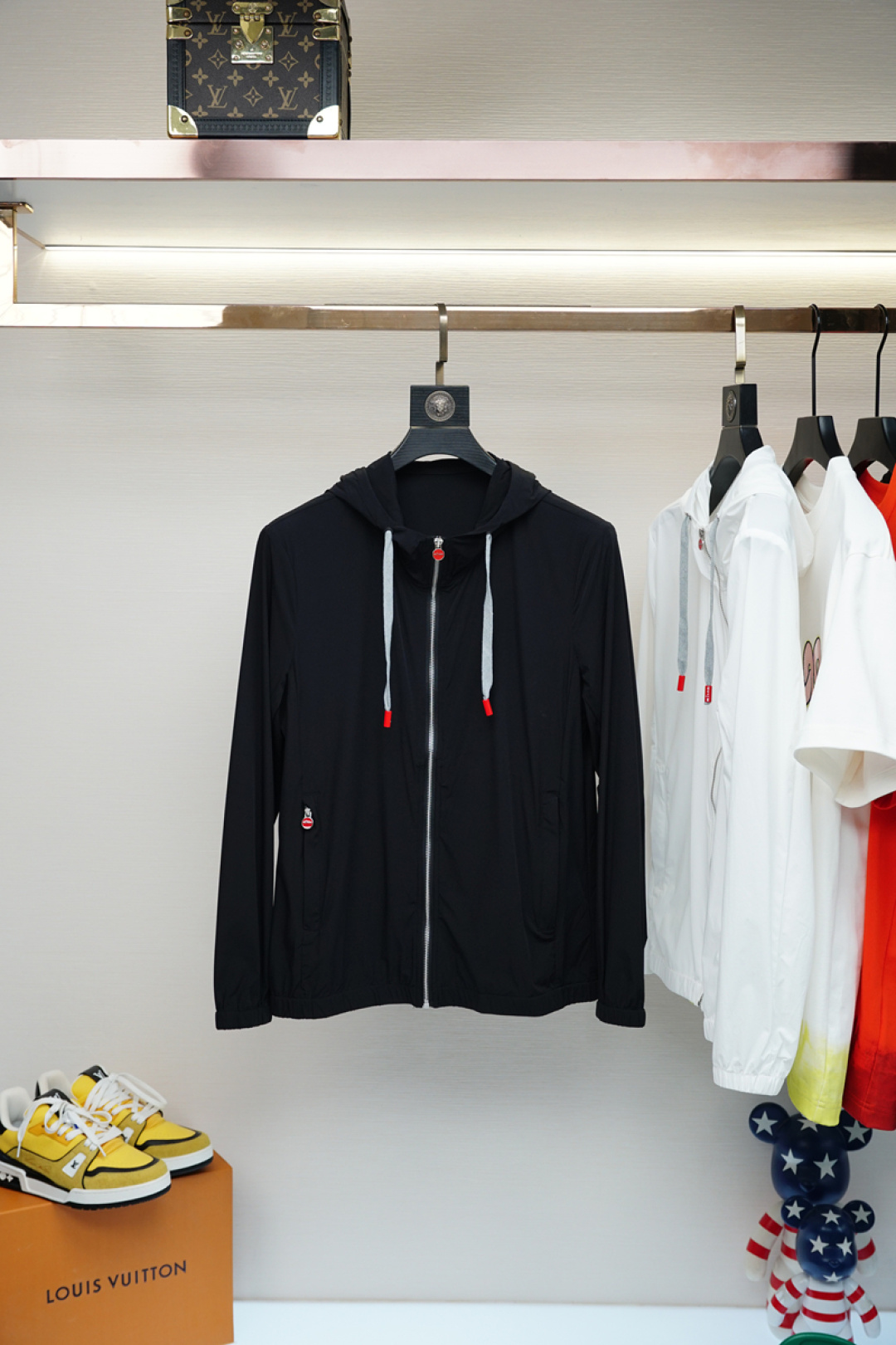 Kiton-
防晒衣 经典款机能休闲外套拉链防水设计、防晒面料和谐又时尚没有违和感、亚太地区订单台湾外