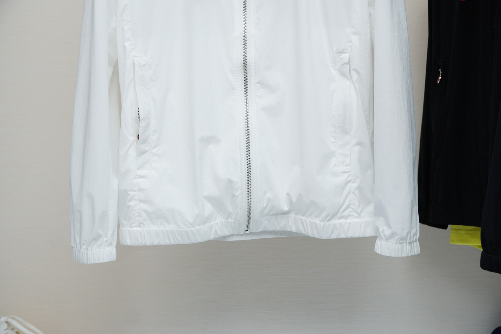 Kiton-
防晒衣 经典款机能休闲外套拉链防水设计、防晒面料和谐又时尚没有违和感、亚太地区订单台湾外