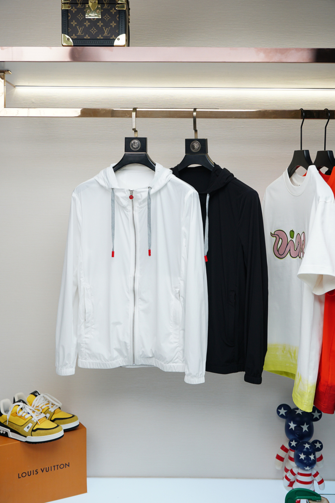 Kiton-
防晒衣 经典款机能休闲外套拉链防水设计、防晒面料和谐又时尚没有违和感、亚太地区订单台湾外
