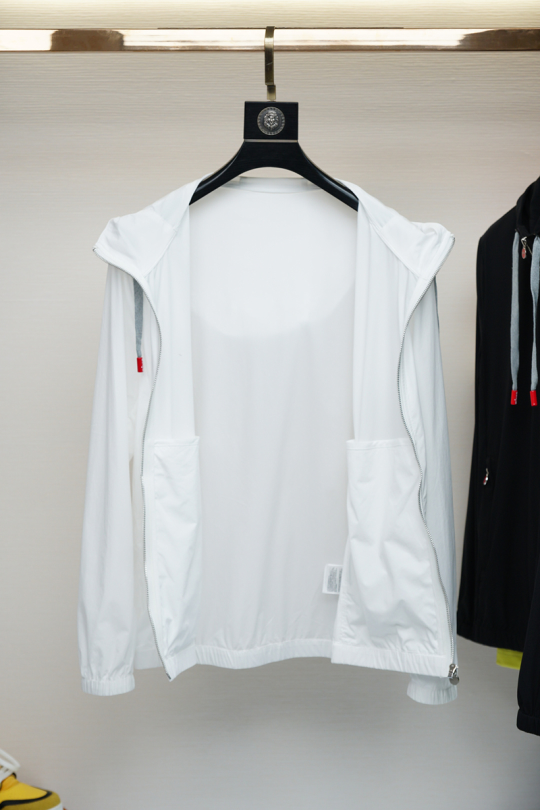 Kiton-
防晒衣 经典款机能休闲外套拉链防水设计、防晒面料和谐又时尚没有违和感、亚太地区订单台湾外