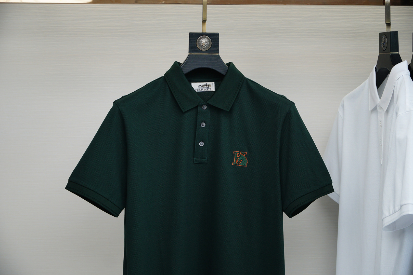 
Hermes 爱马仕 2025ss夏季新款 H家男士 翻领T恤
胸前🐎家图案 采用进口机高密度刺绣工艺