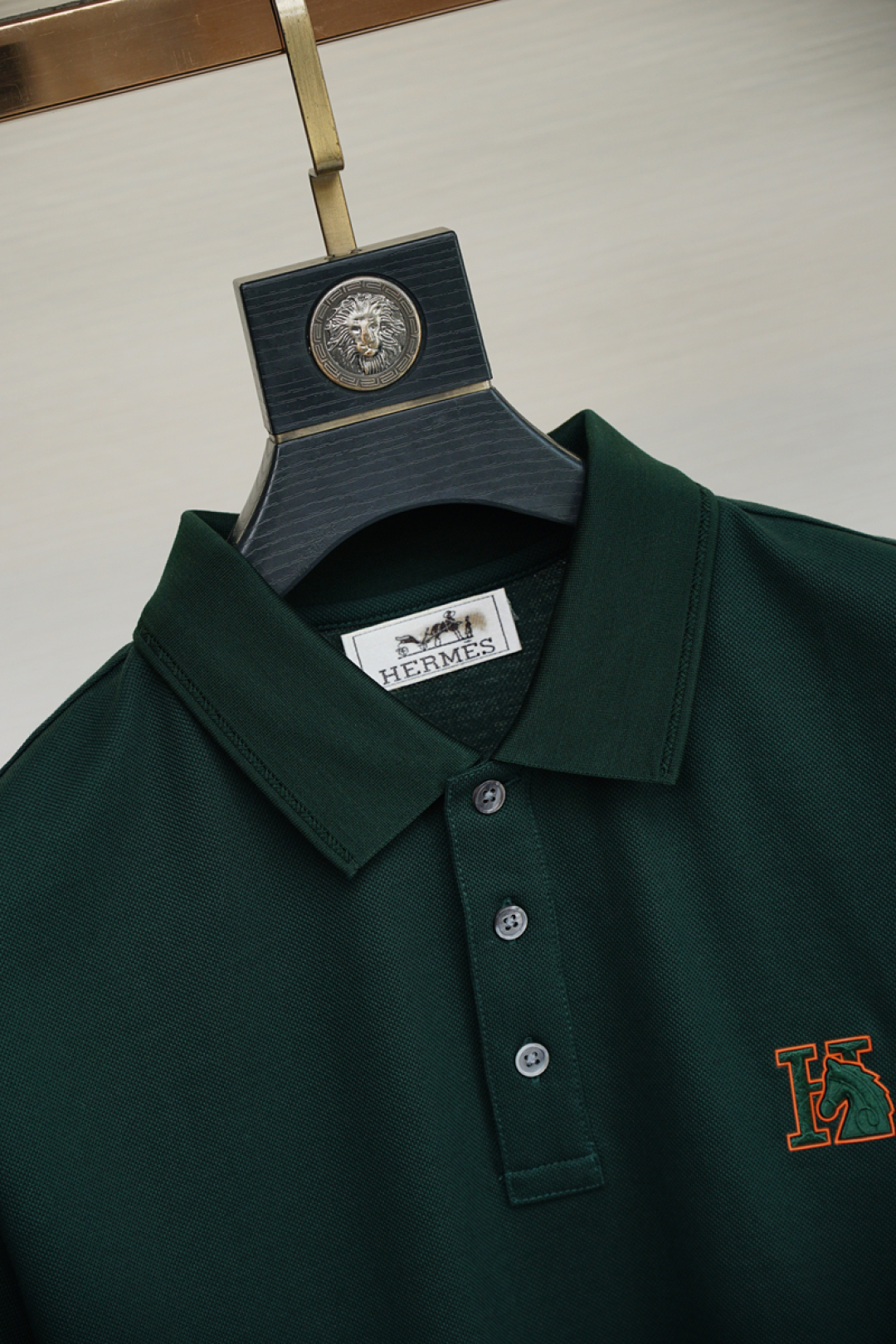 
Hermes 爱马仕 2025ss夏季新款 H家男士 翻领T恤
胸前🐎家图案 采用进口机高密度刺绣工艺