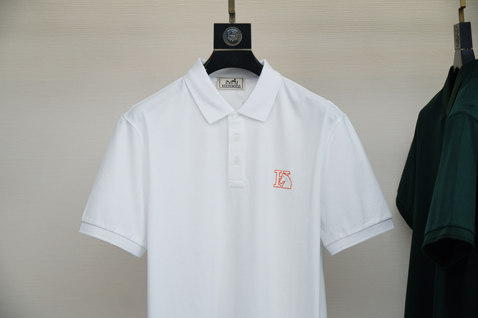 
Hermes 爱马仕 2025ss夏季新款 H家男士 翻领T恤
胸前🐎家图案 采用进口机高密度刺绣工艺