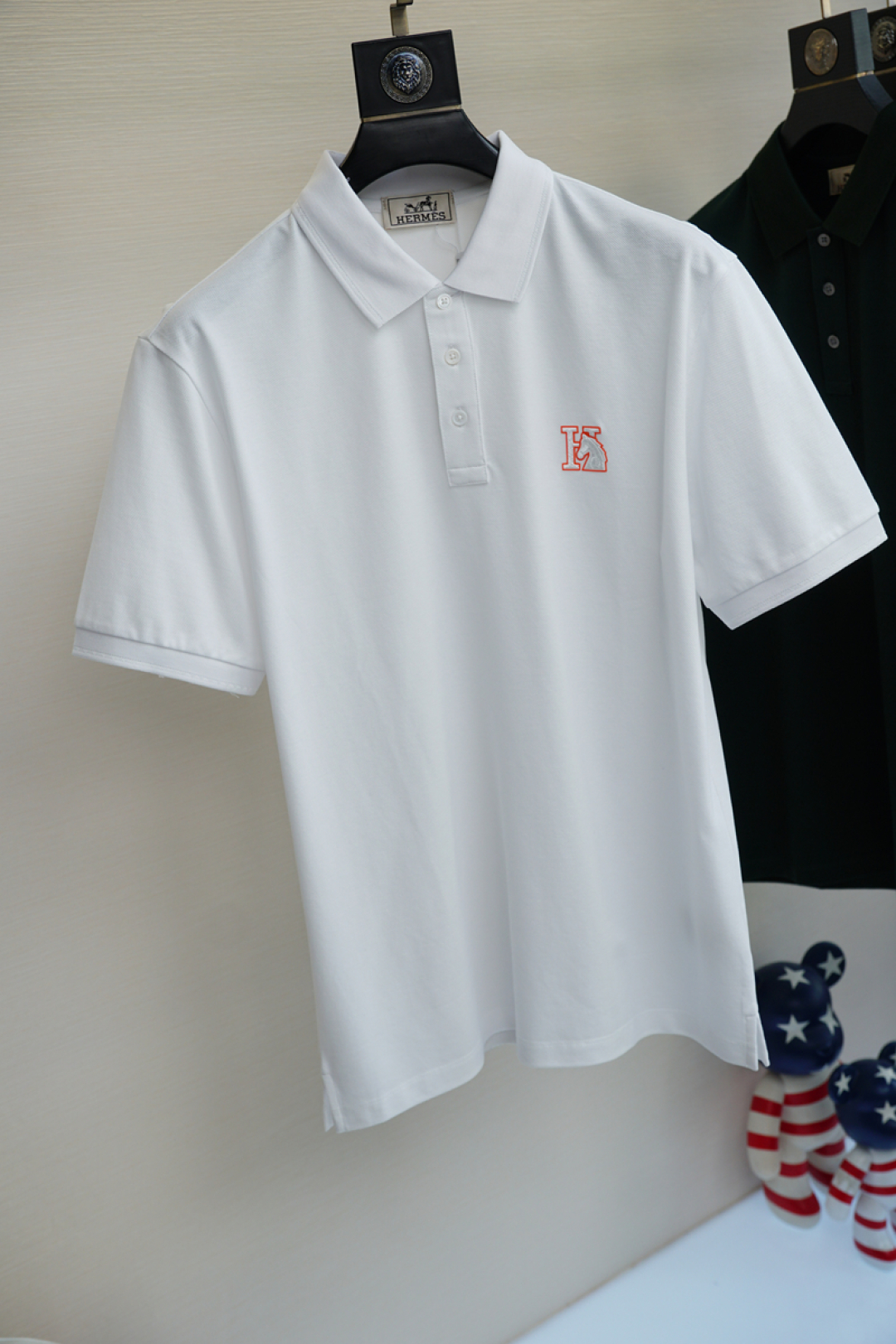 
Hermes 爱马仕 2025ss夏季新款 H家男士 翻领T恤
胸前🐎家图案 采用进口机高密度刺绣工艺