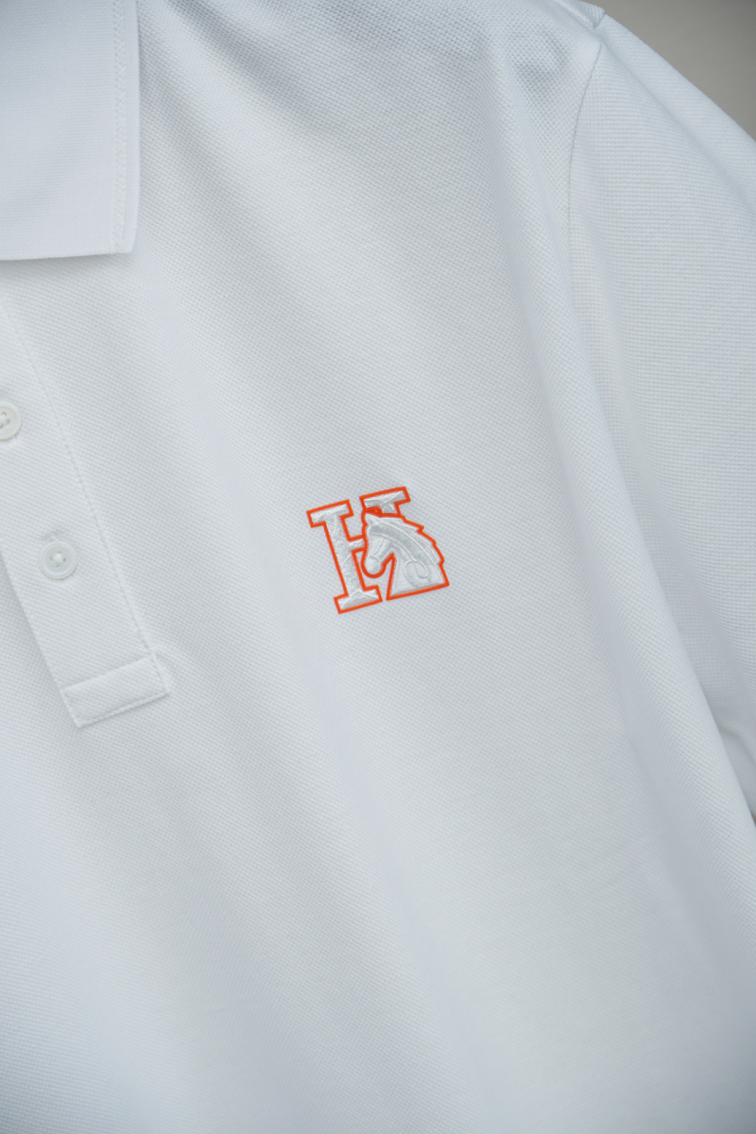 
Hermes 爱马仕 2025ss夏季新款 H家男士 翻领T恤
胸前🐎家图案 采用进口机高密度刺绣工艺