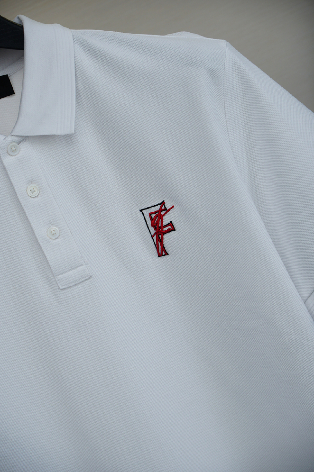 
Fendi 芬迪 F刺绣图案 采用进口机高密度刺绣工艺，彩色丝线勾勒出轮廓，巧妙融合，绣线细密均匀，针