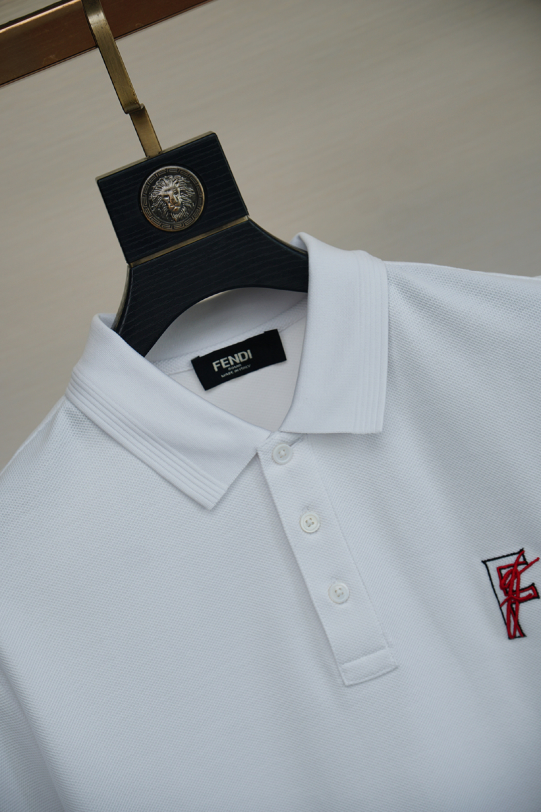 
Fendi 芬迪 F刺绣图案 采用进口机高密度刺绣工艺，彩色丝线勾勒出轮廓，巧妙融合，绣线细密均匀，针