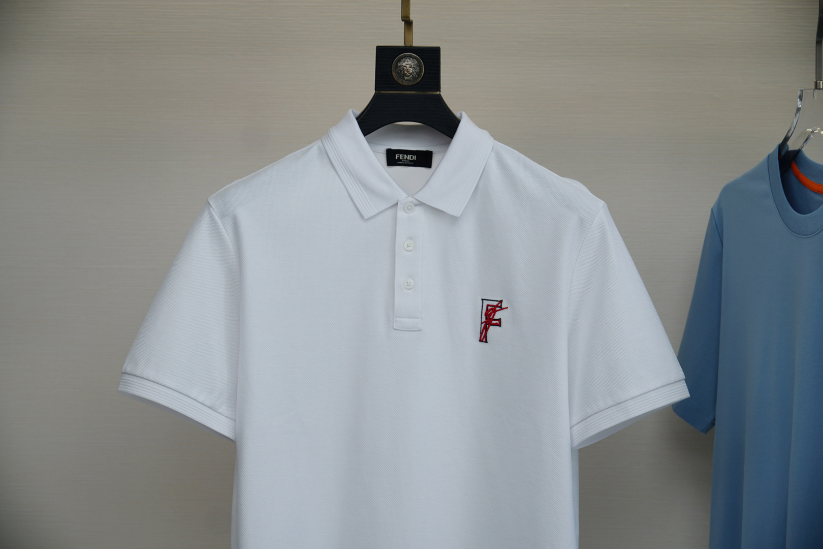 
Fendi 芬迪 F刺绣图案 采用进口机高密度刺绣工艺，彩色丝线勾勒出轮廓，巧妙融合，绣线细密均匀，针