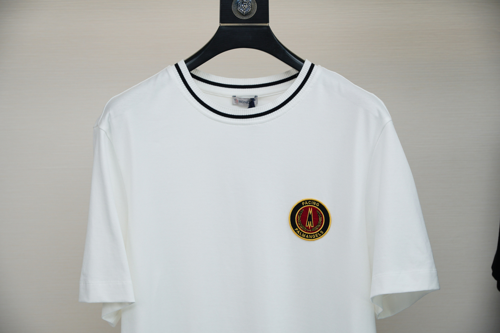 蒙口 Moncler-2025ss最新短T
面料采用32支双股新疆长绒棉紧密圆领短