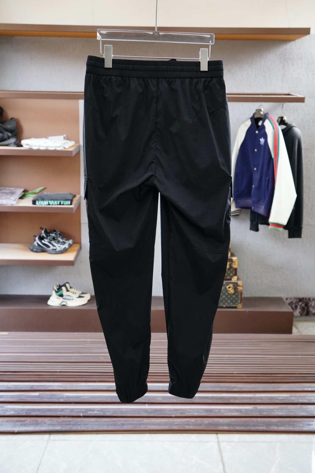 蒙口,2025 春夏休闲裤子
美学的焕新诠释,演绎浓郁的格调型时尚风范,细节感和设计感强悍.经典品牌标