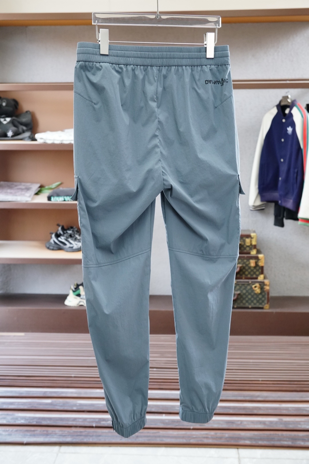 蒙口,2025 春夏休闲裤子
美学的焕新诠释,演绎浓郁的格调型时尚风范,细节感和设计感强悍.经典品牌标